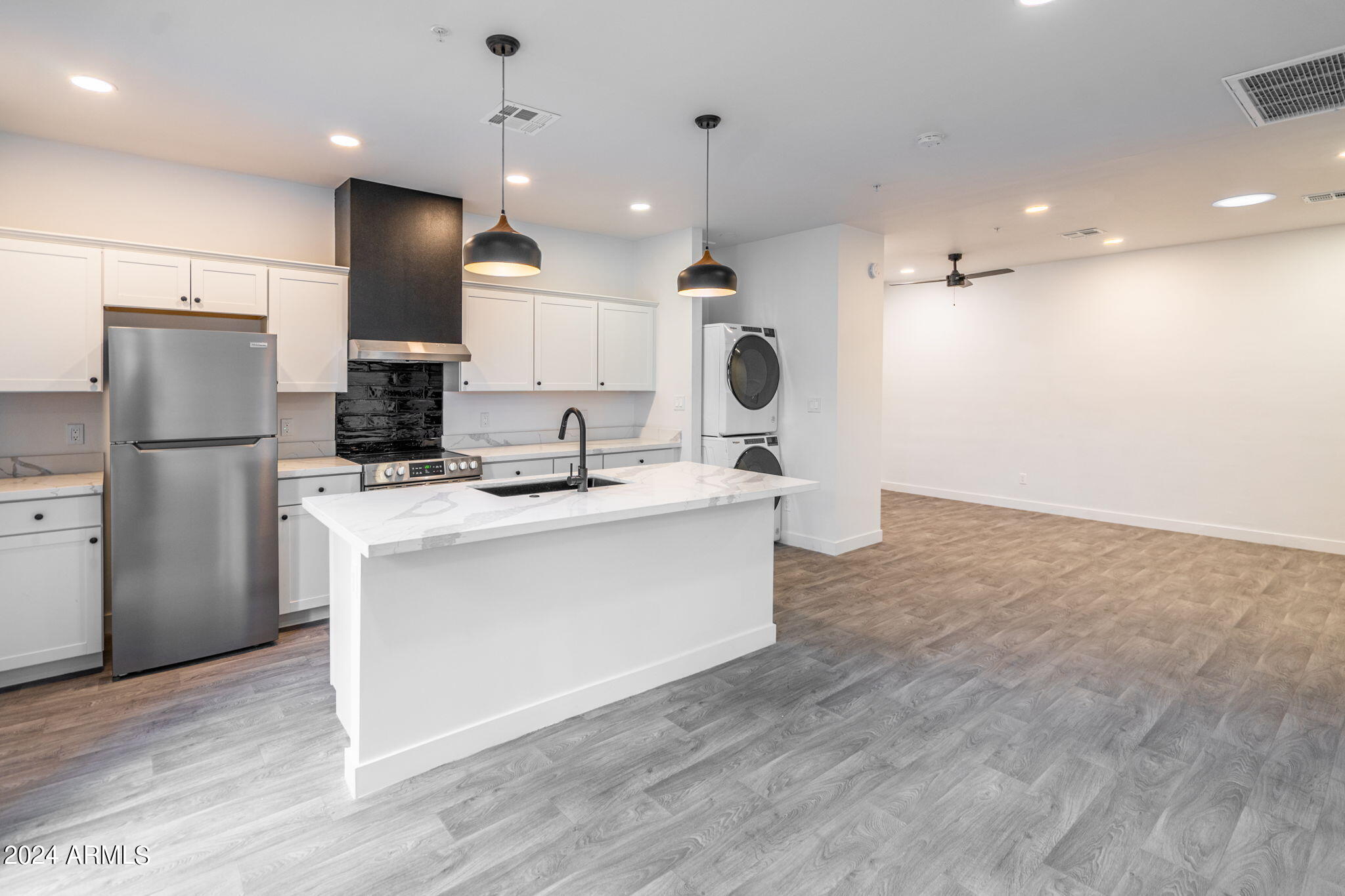 719 W MISSOURI Avenue