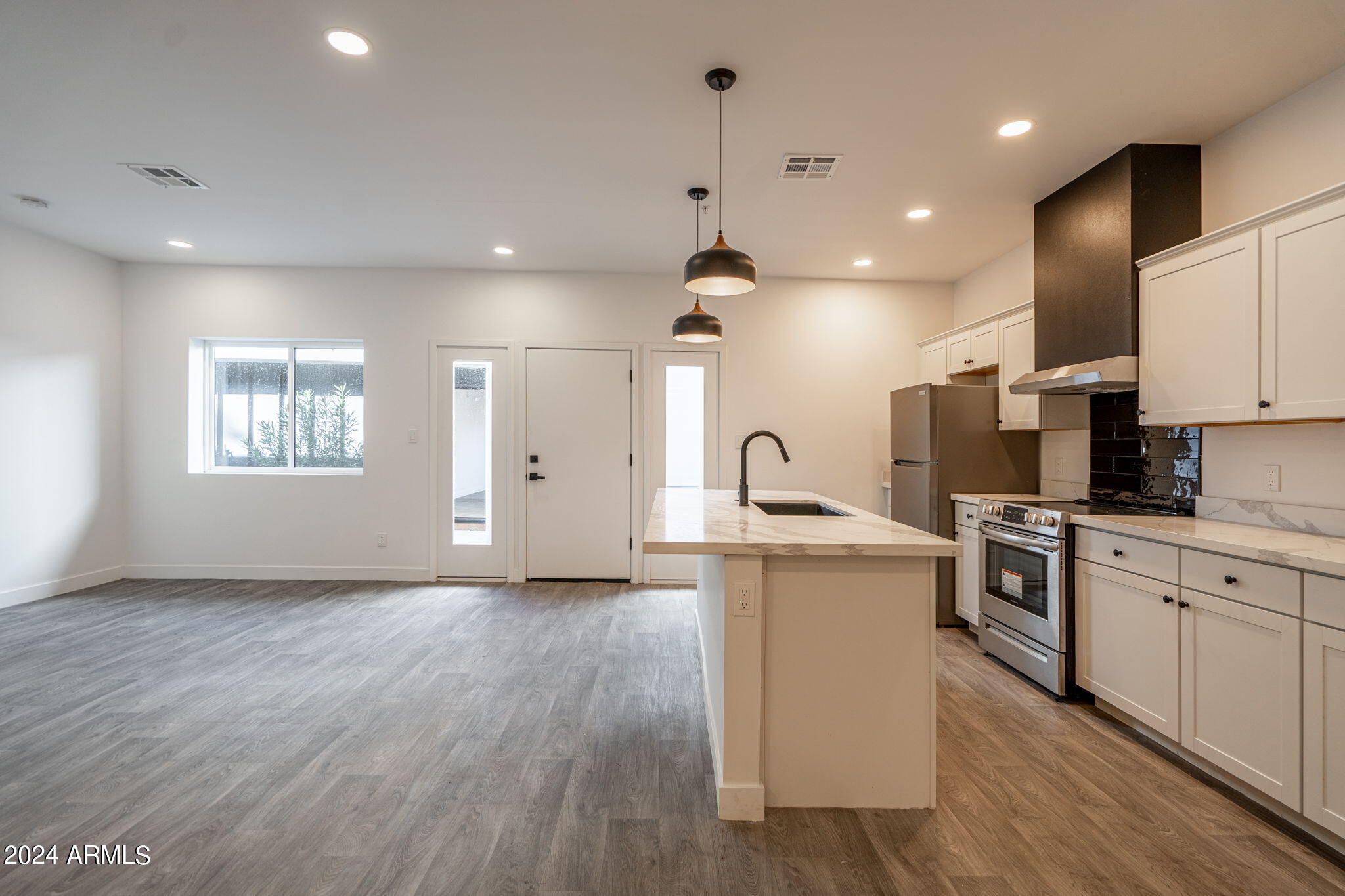 719 W MISSOURI Avenue