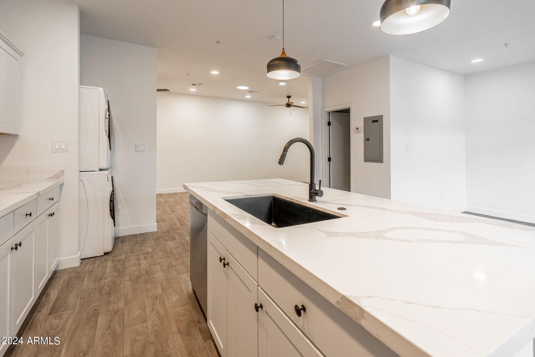 719 W MISSOURI Avenue