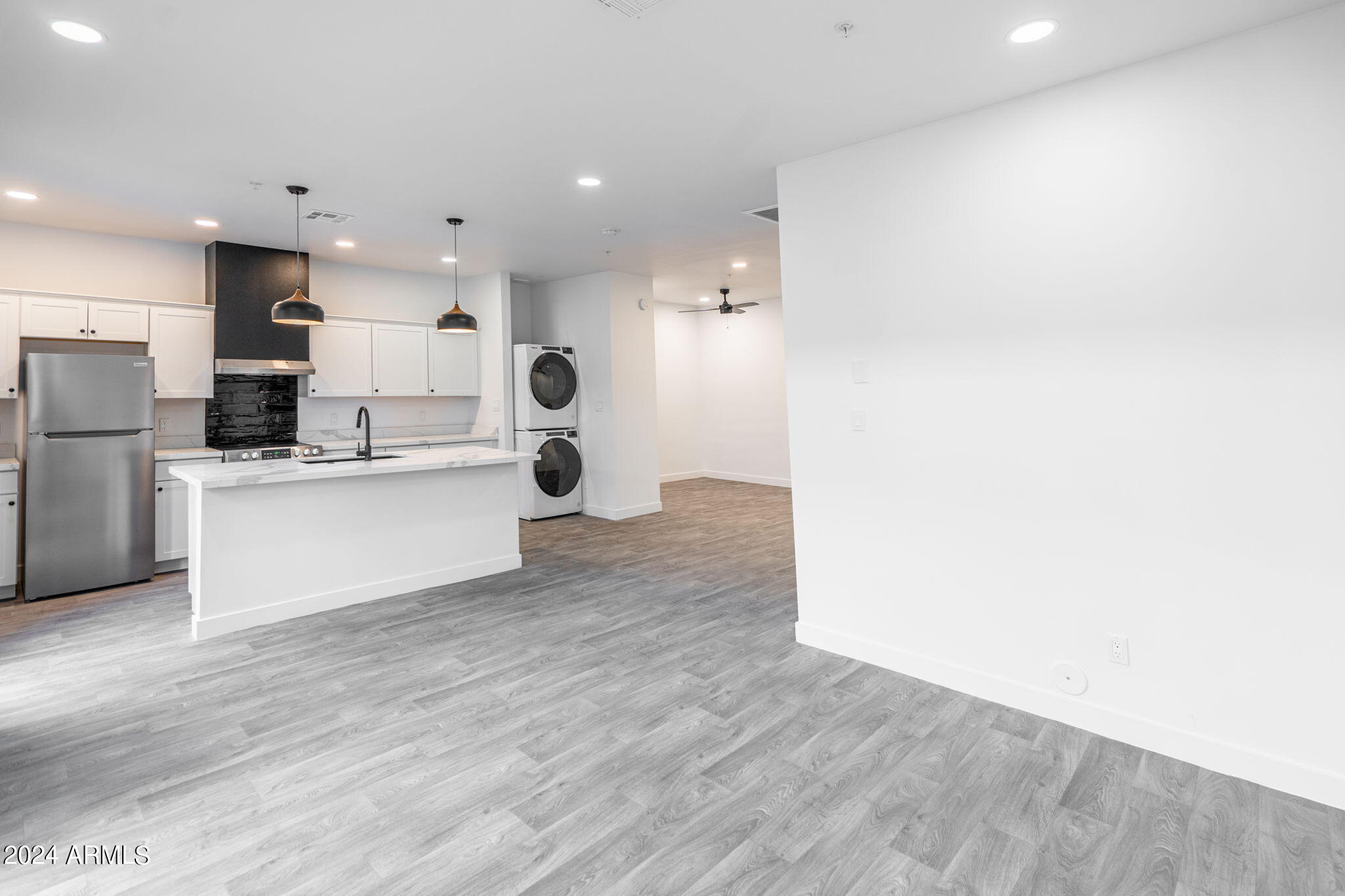 719 W MISSOURI Avenue