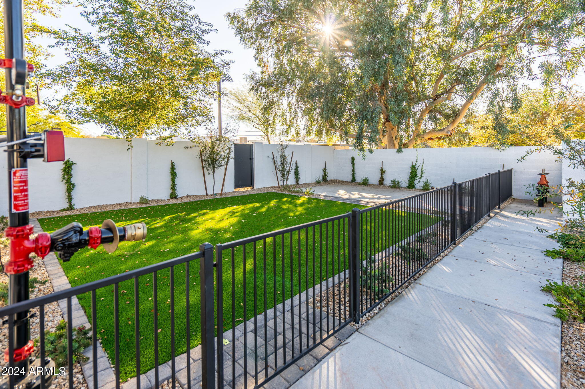 719 W MISSOURI Avenue