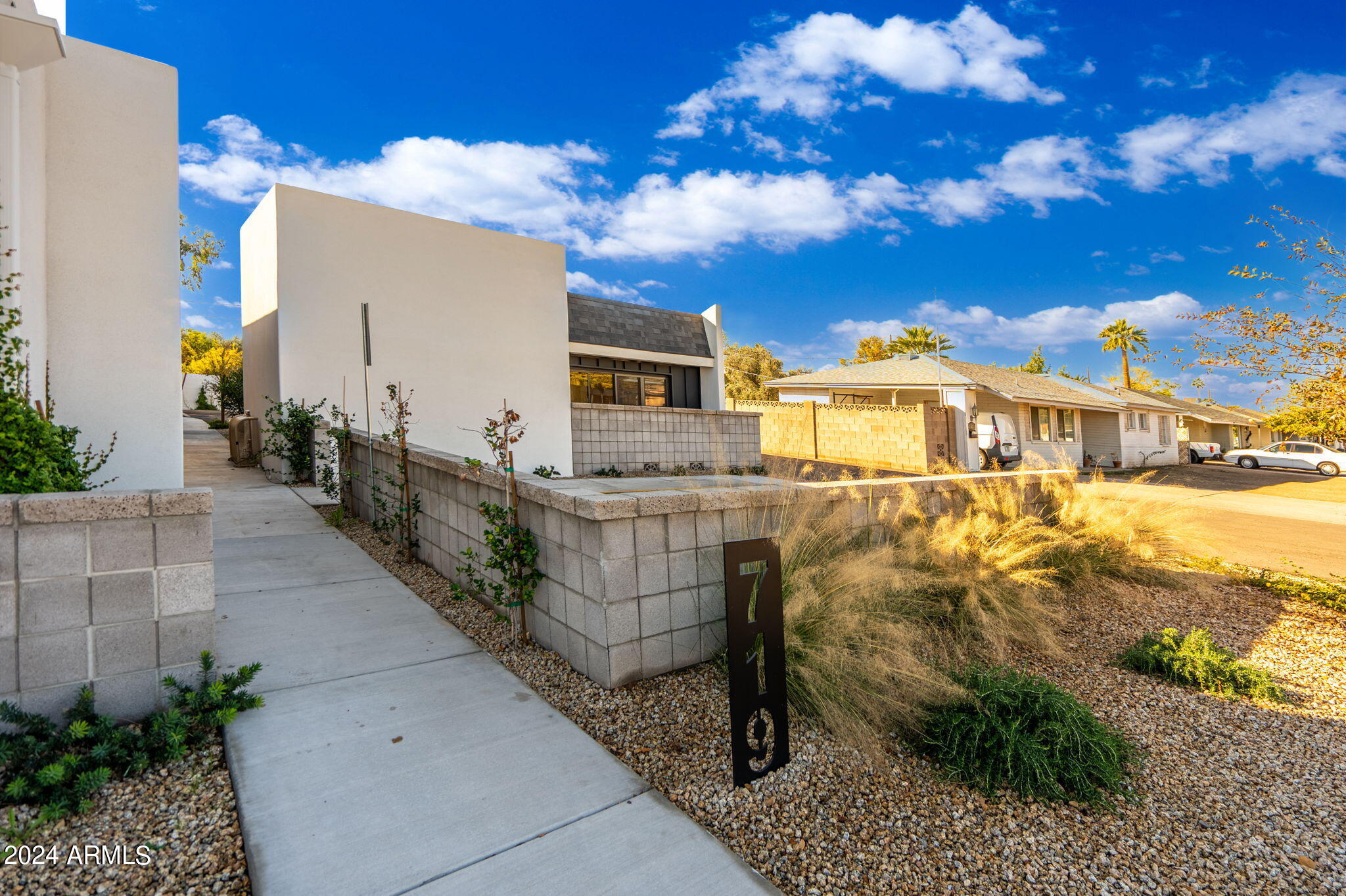 719 W MISSOURI Avenue