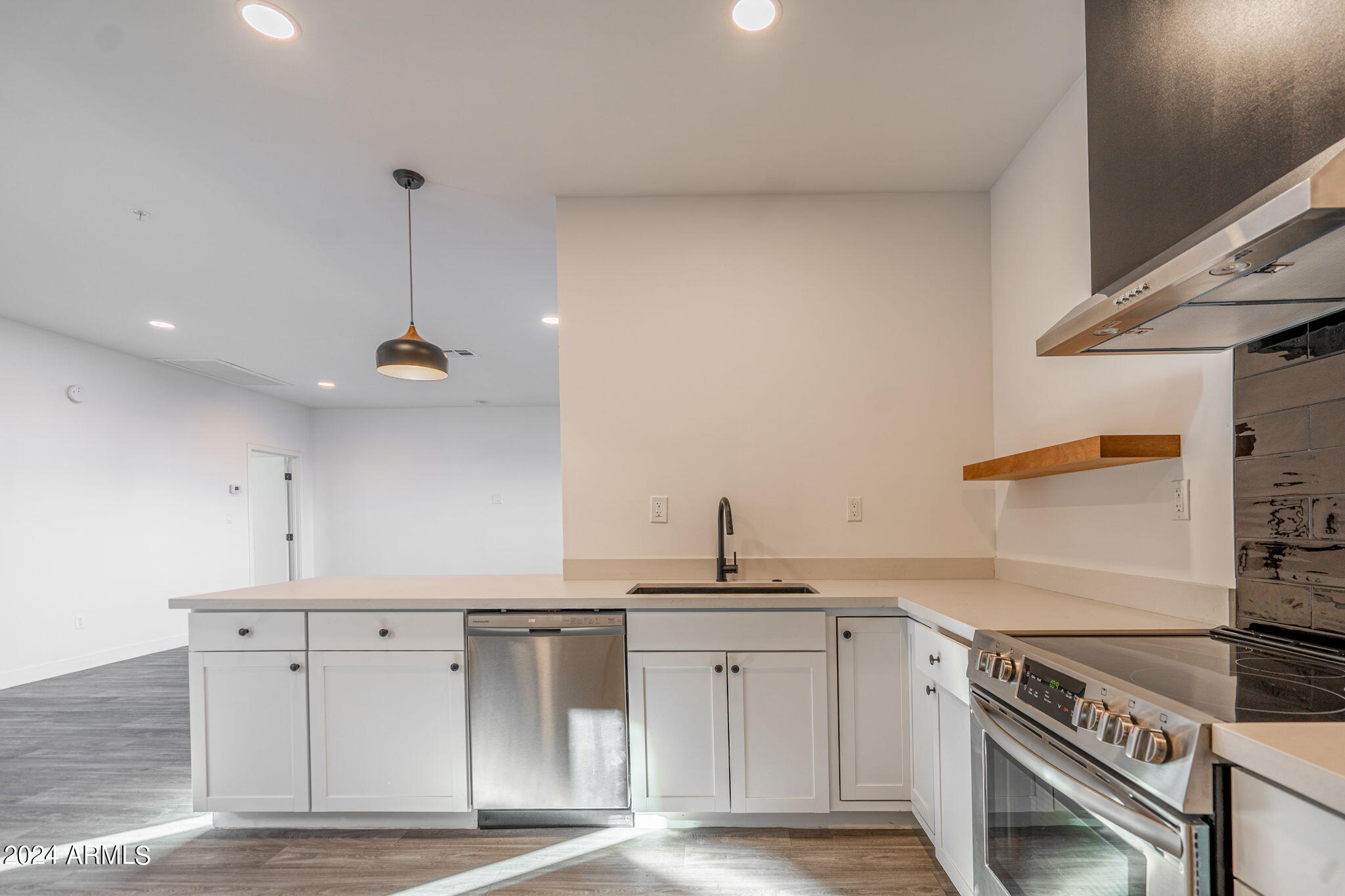 719 W MISSOURI Avenue