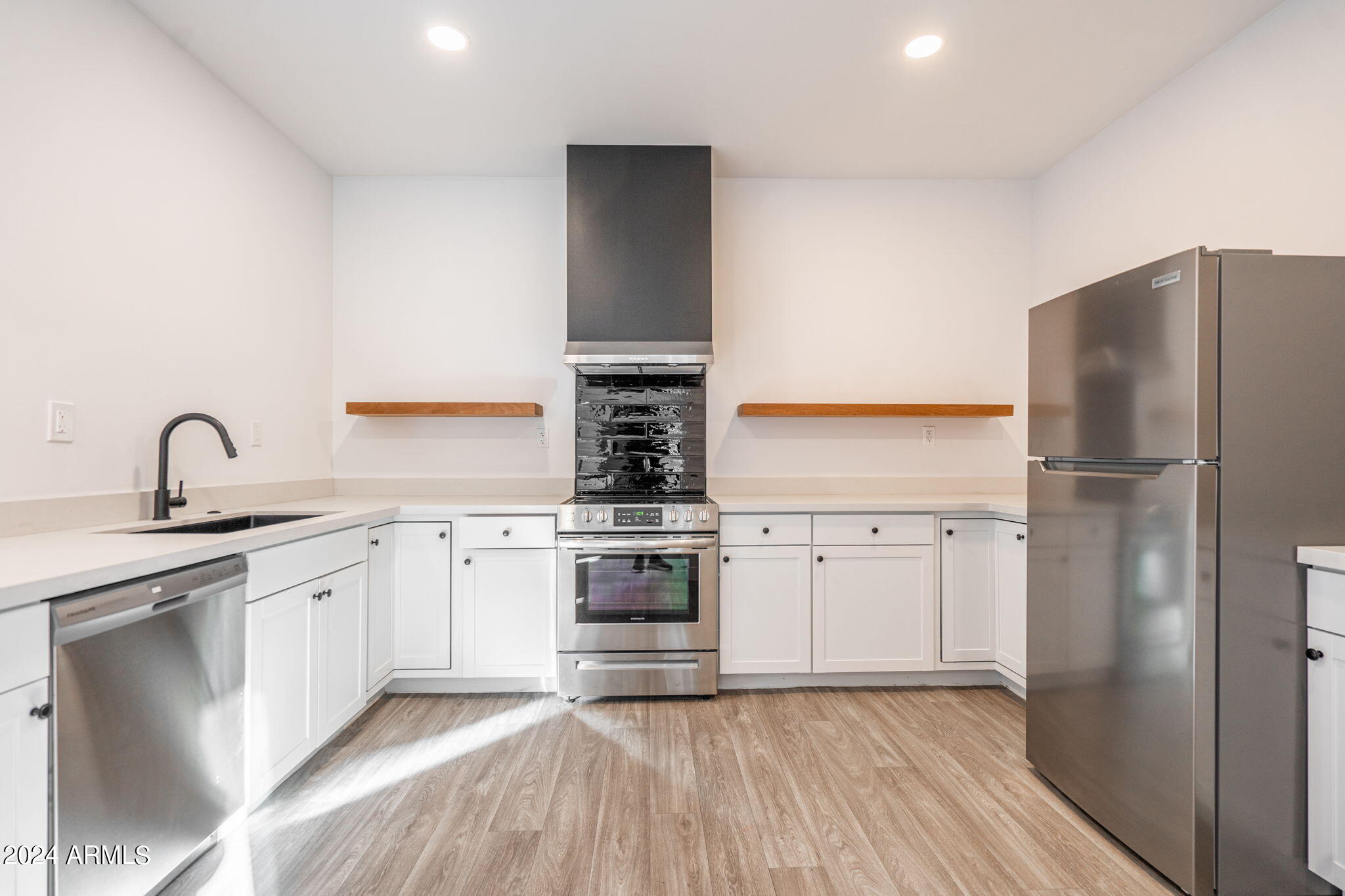 719 W MISSOURI Avenue