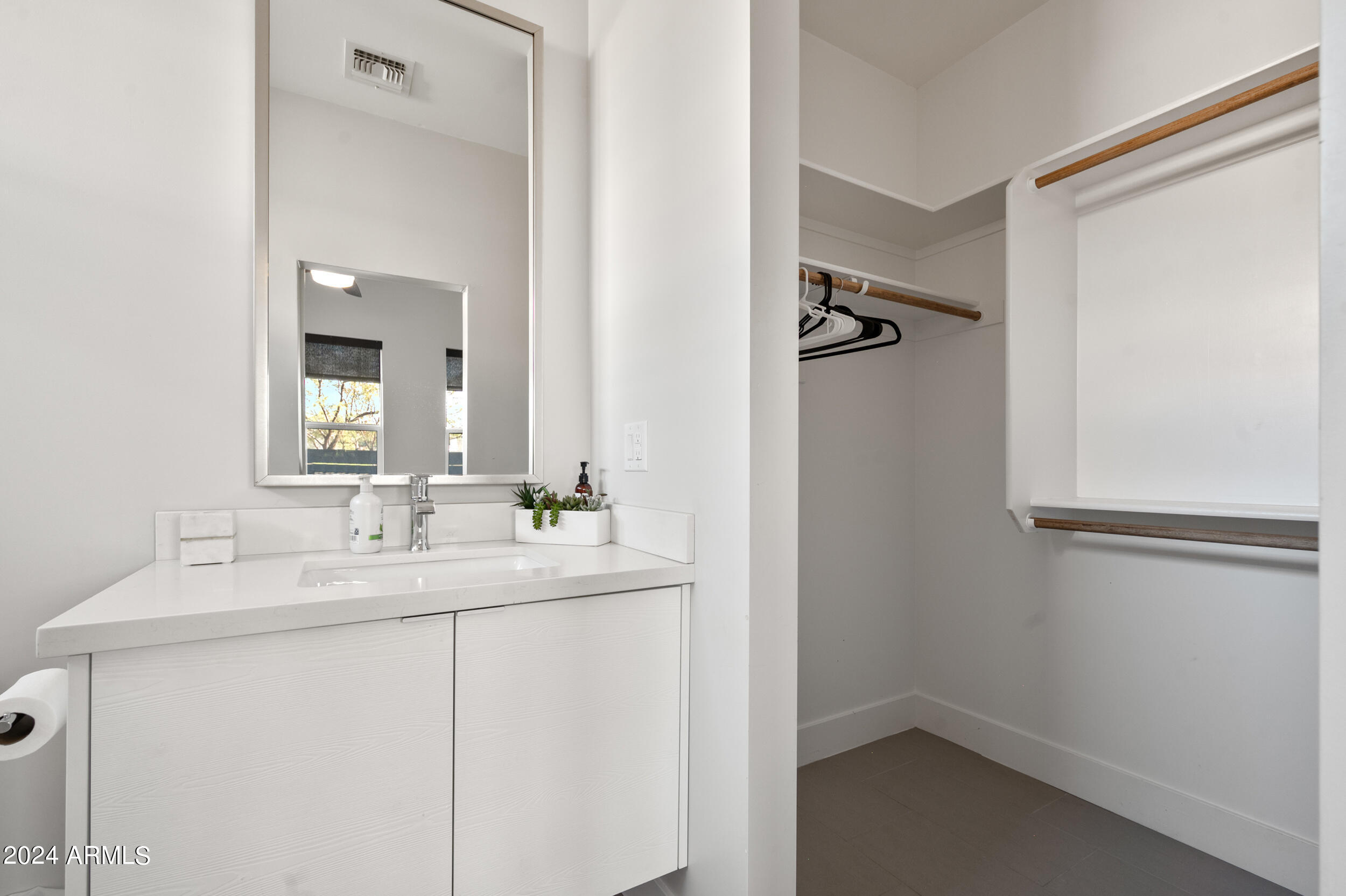 2709 E CALDWELL Street