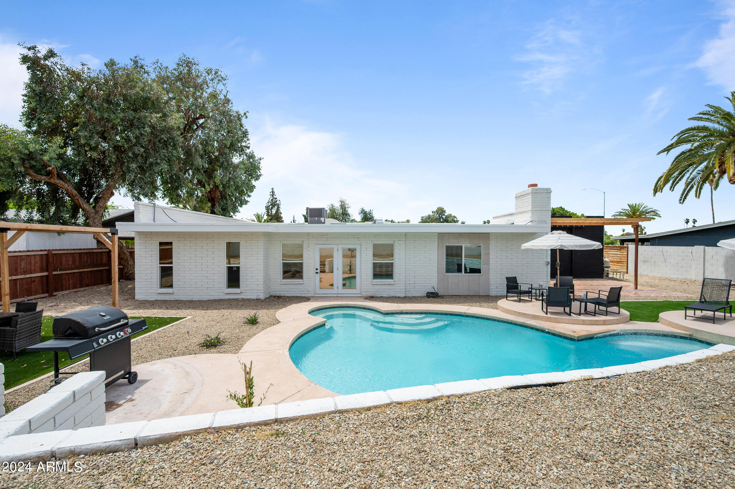 1124 E FAIRFIELD Street