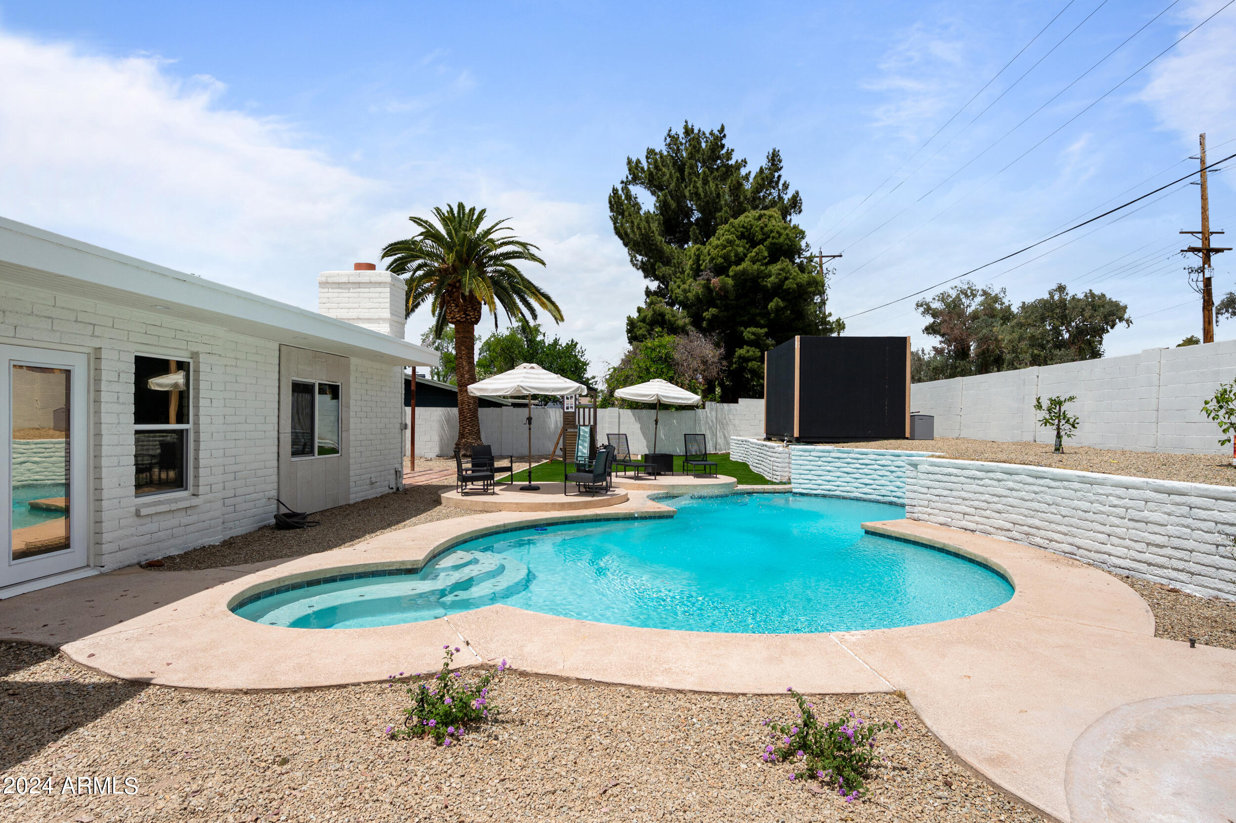 1124 E FAIRFIELD Street