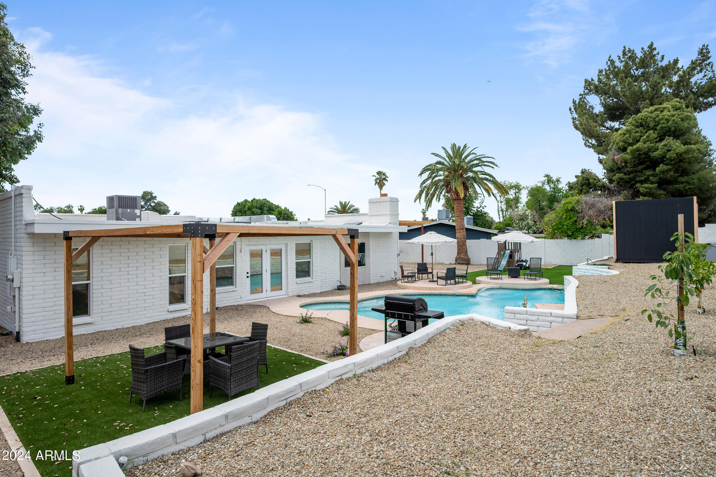 1124 E FAIRFIELD Street