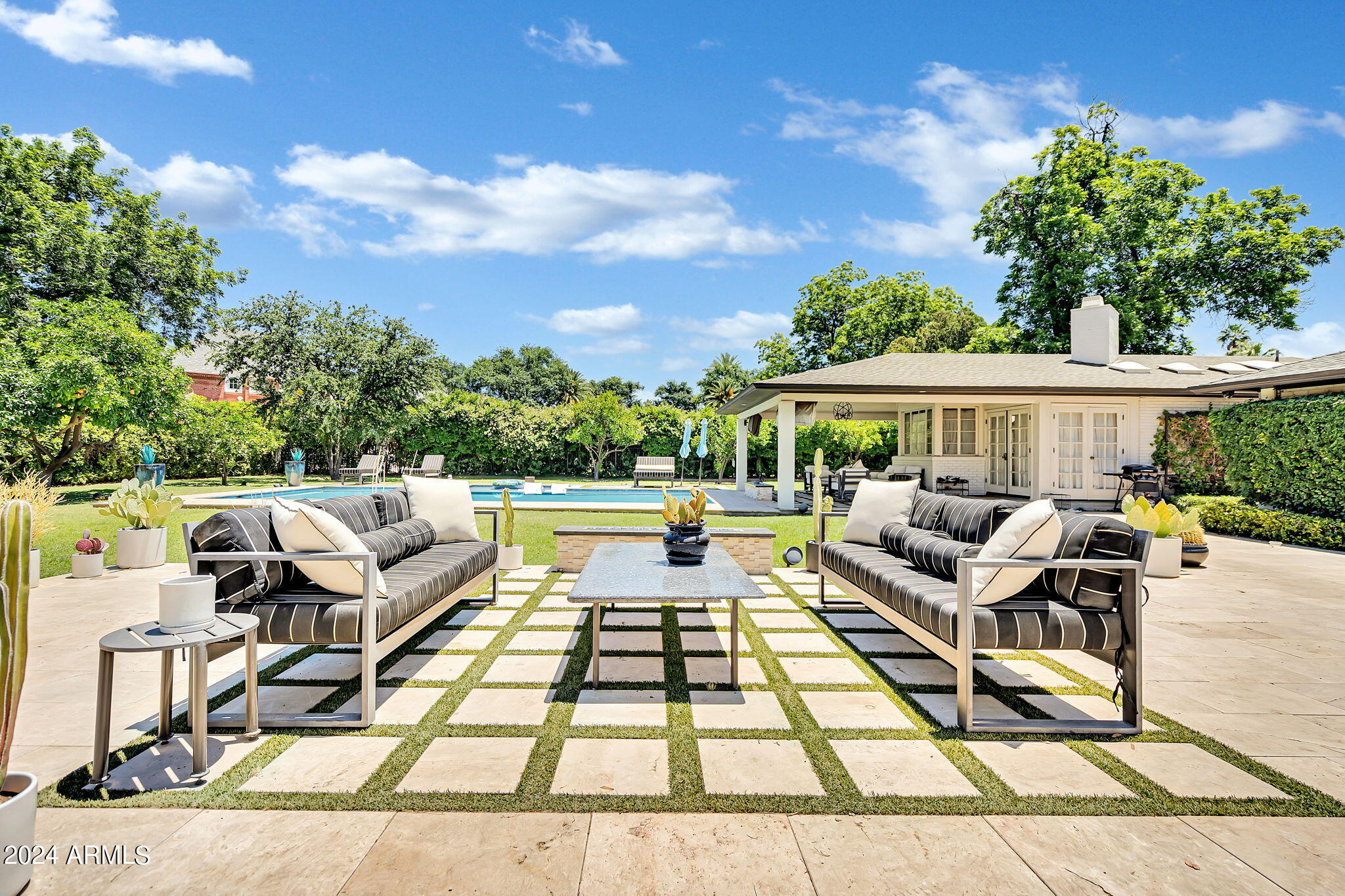 3203 N MANOR Drive W