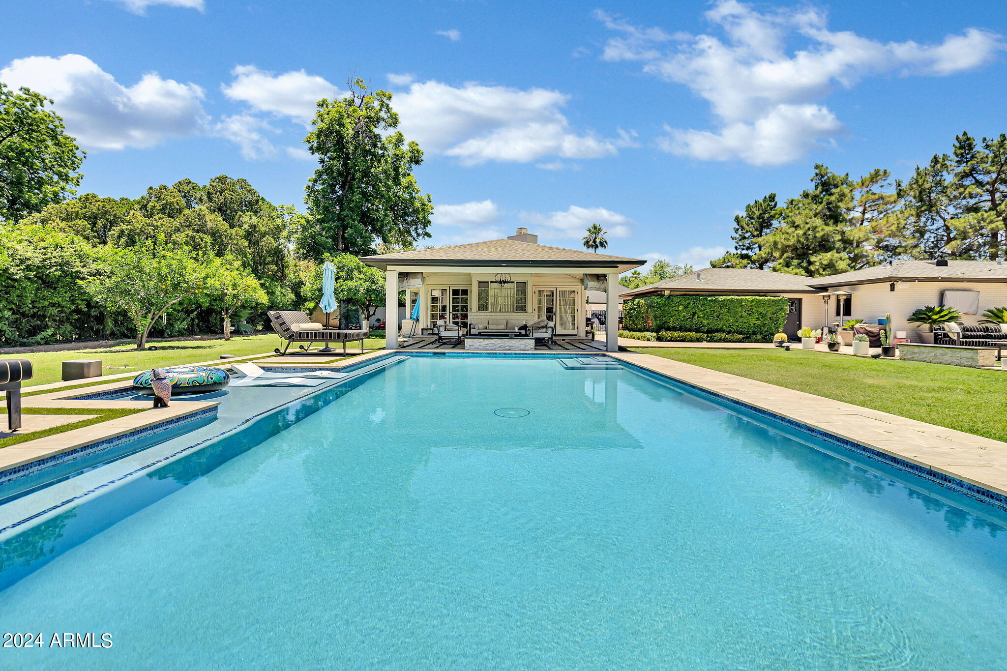 3203 N MANOR Drive W