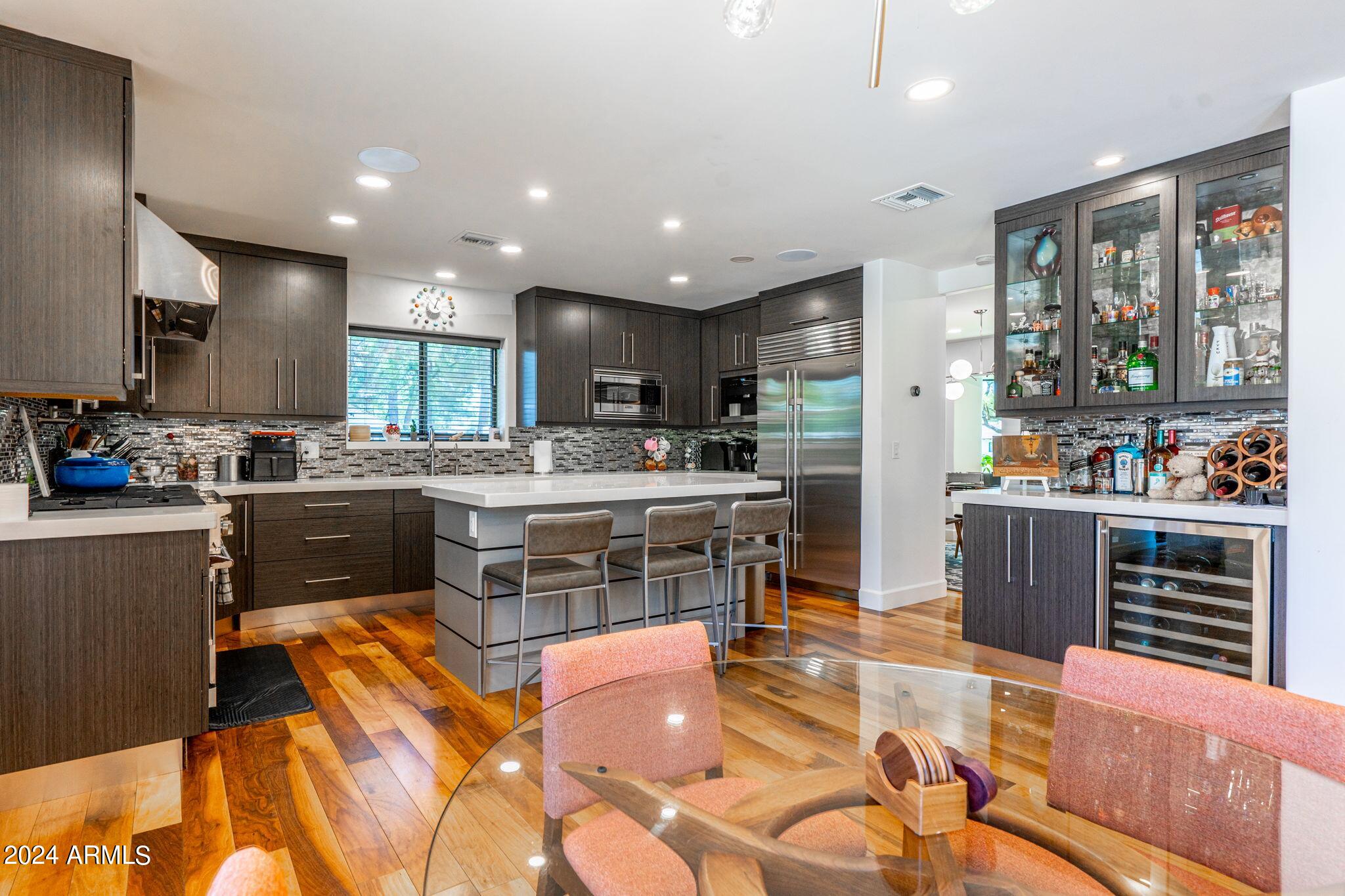 3203 N MANOR Drive W