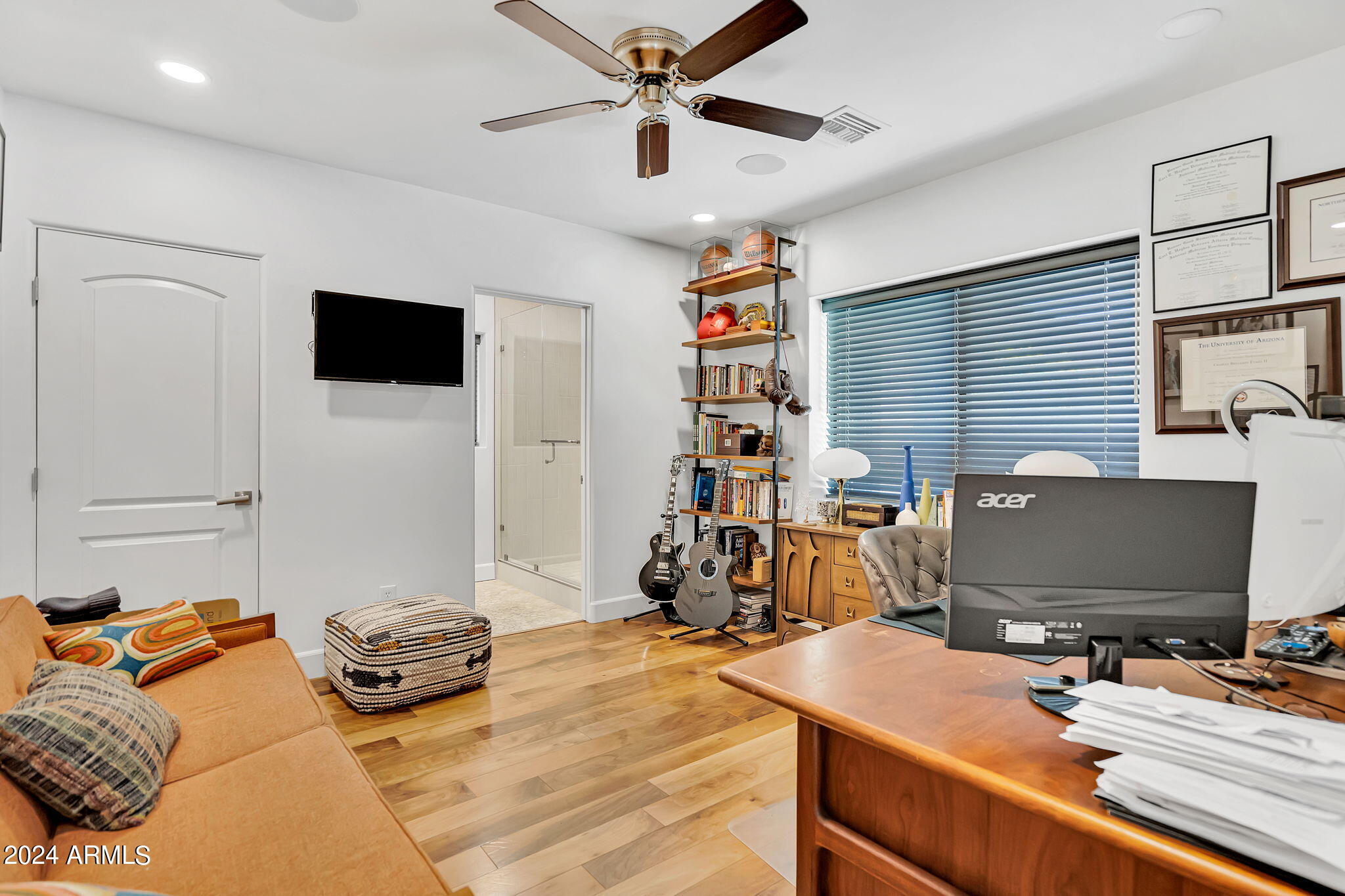 3203 N MANOR Drive W