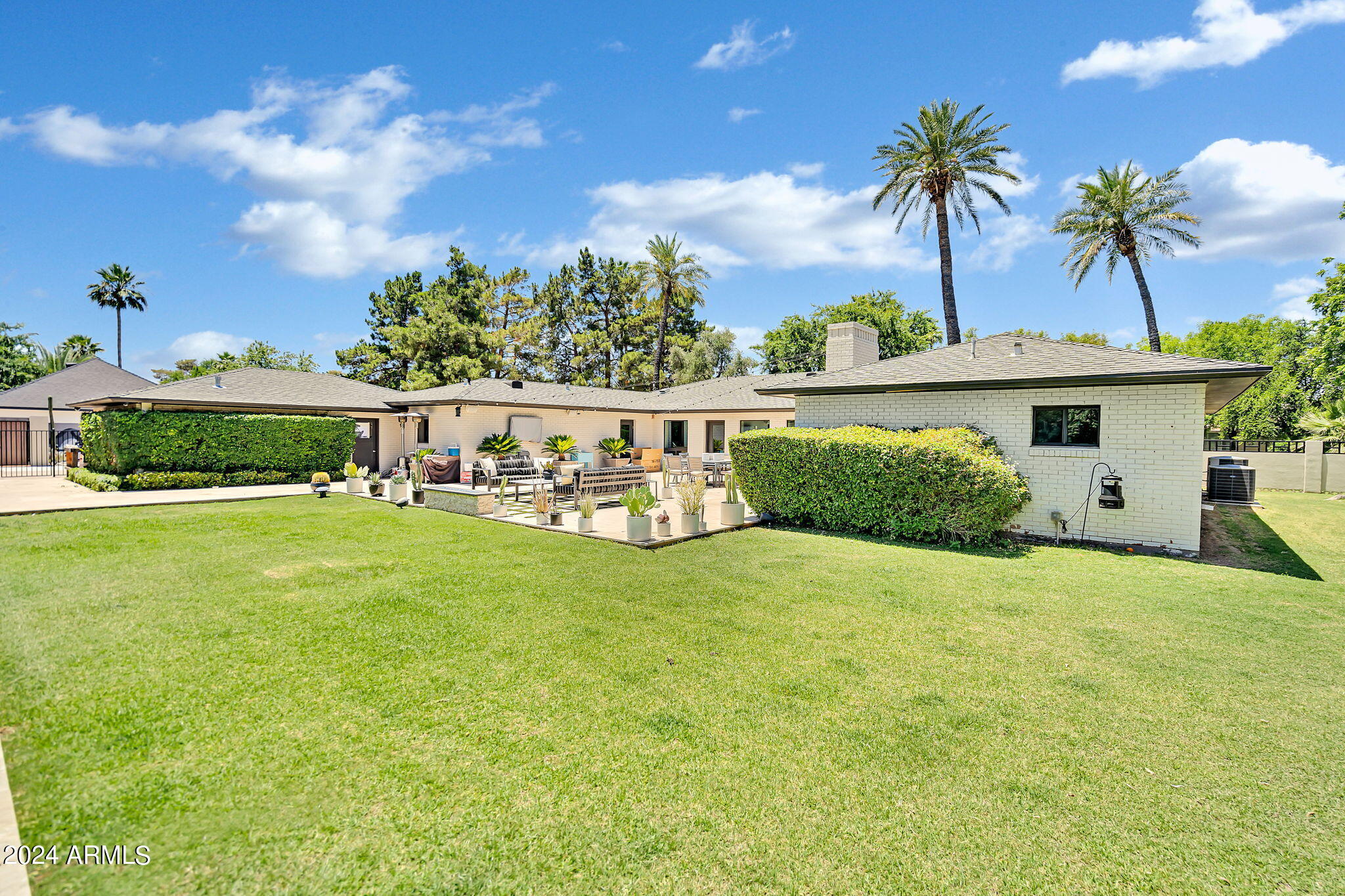 3203 N MANOR Drive W