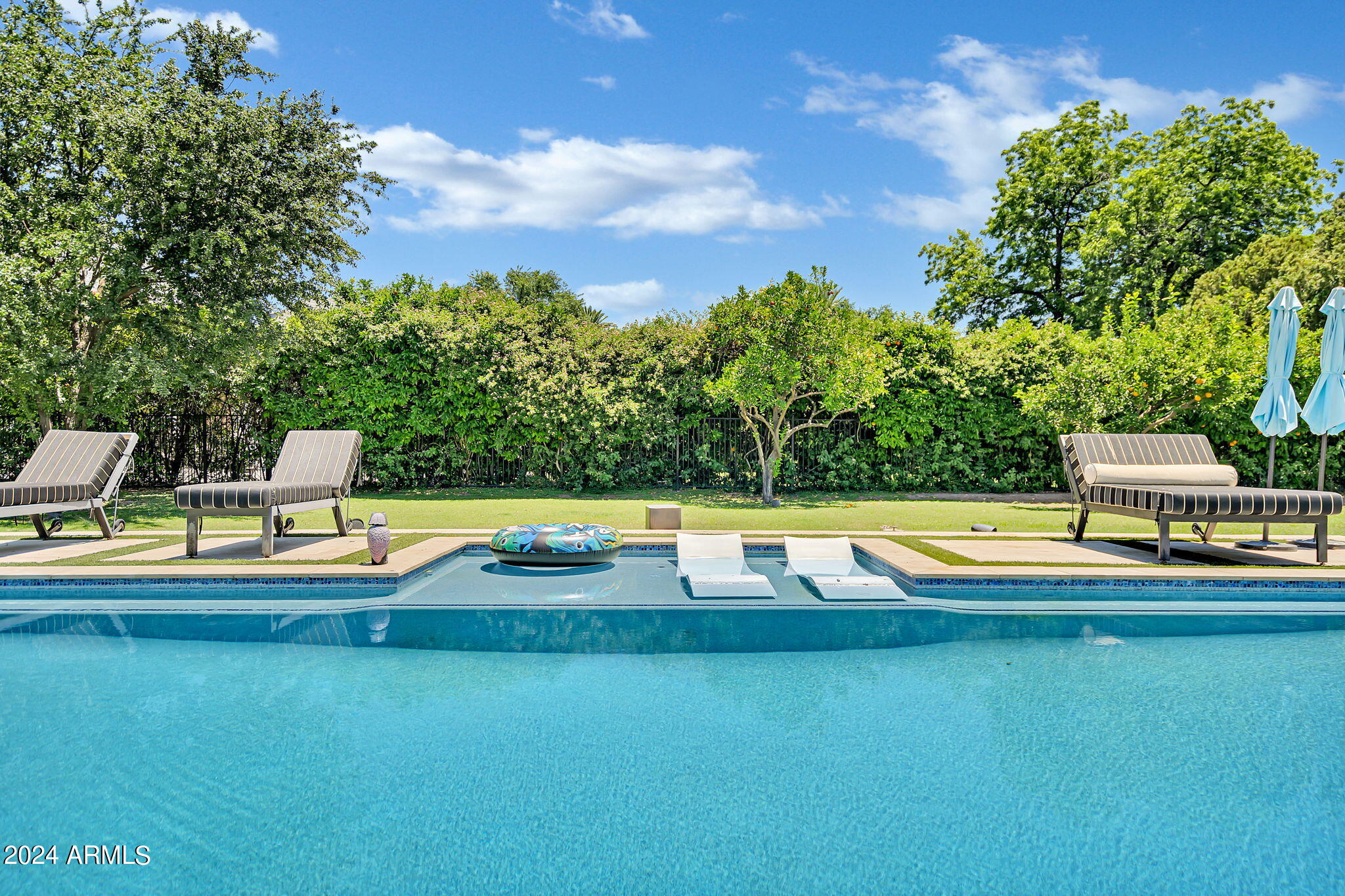 3203 N MANOR Drive W