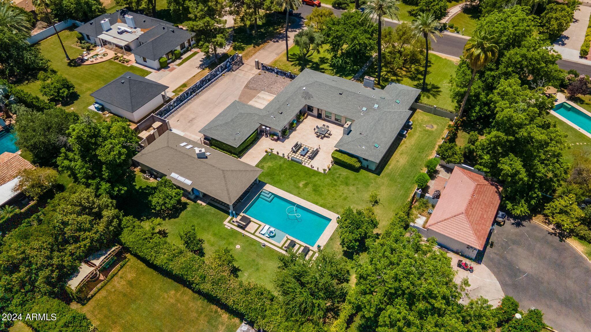 3203 N MANOR Drive W