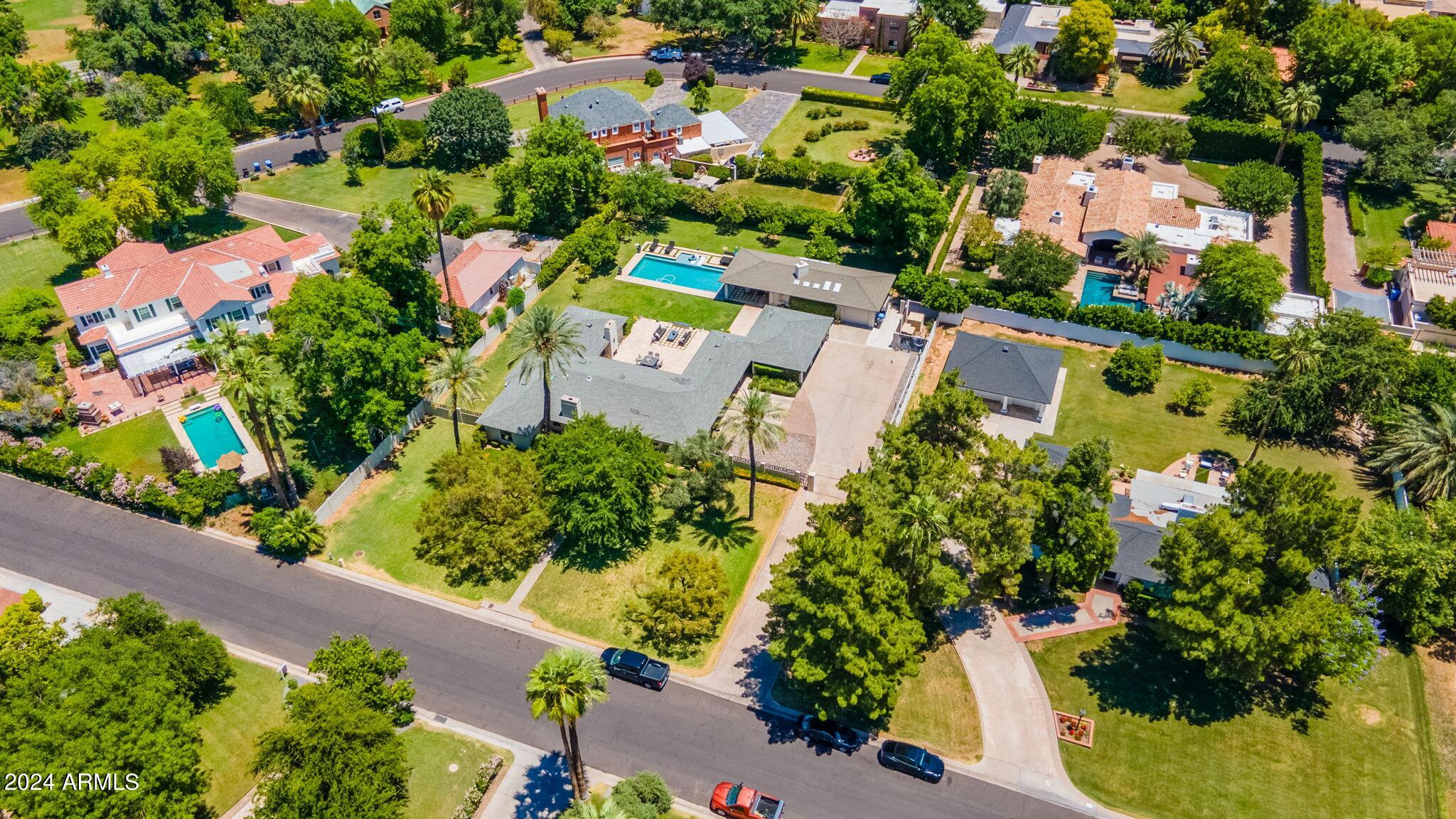 3203 N MANOR Drive W