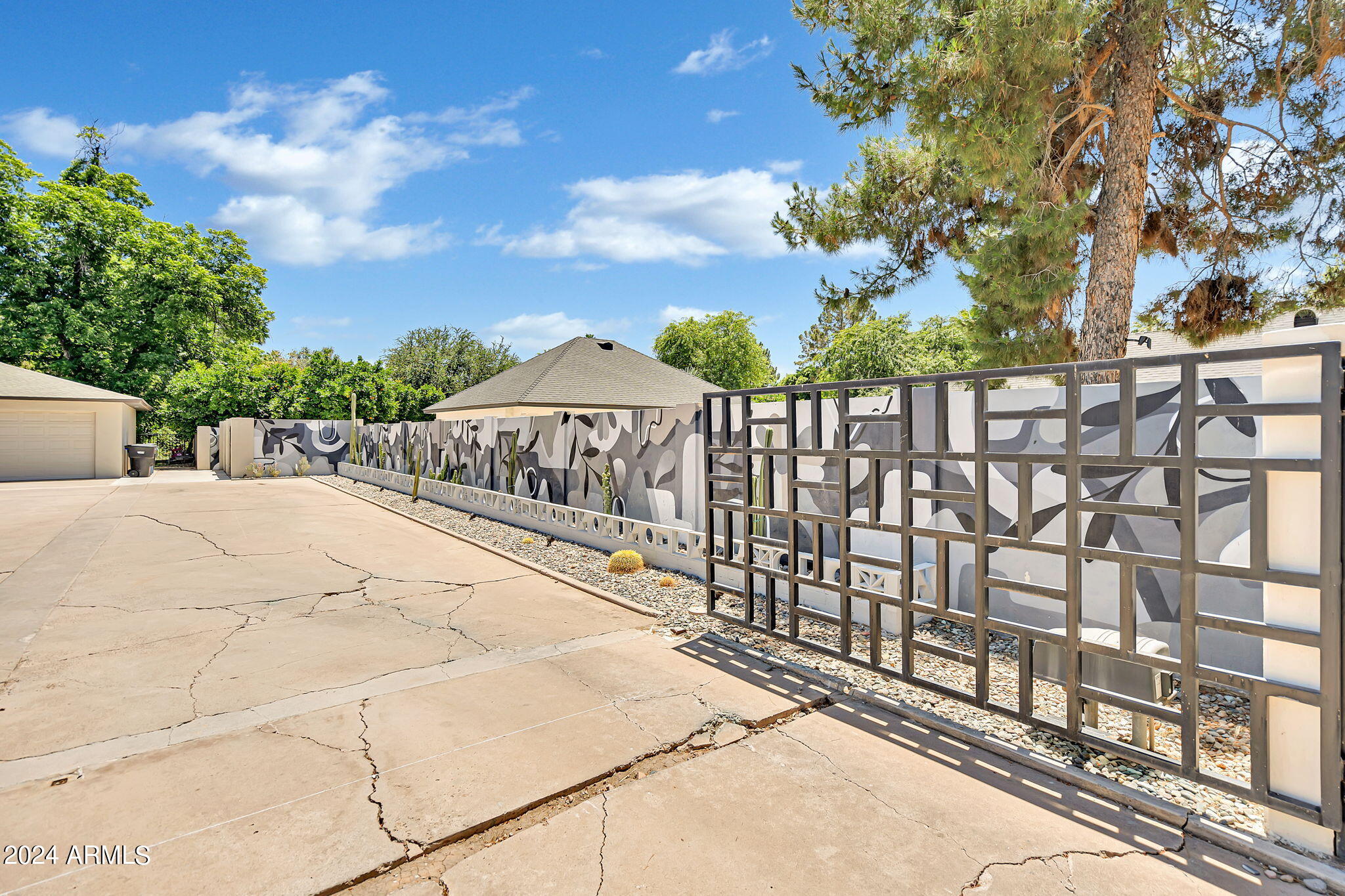 3203 N MANOR Drive W