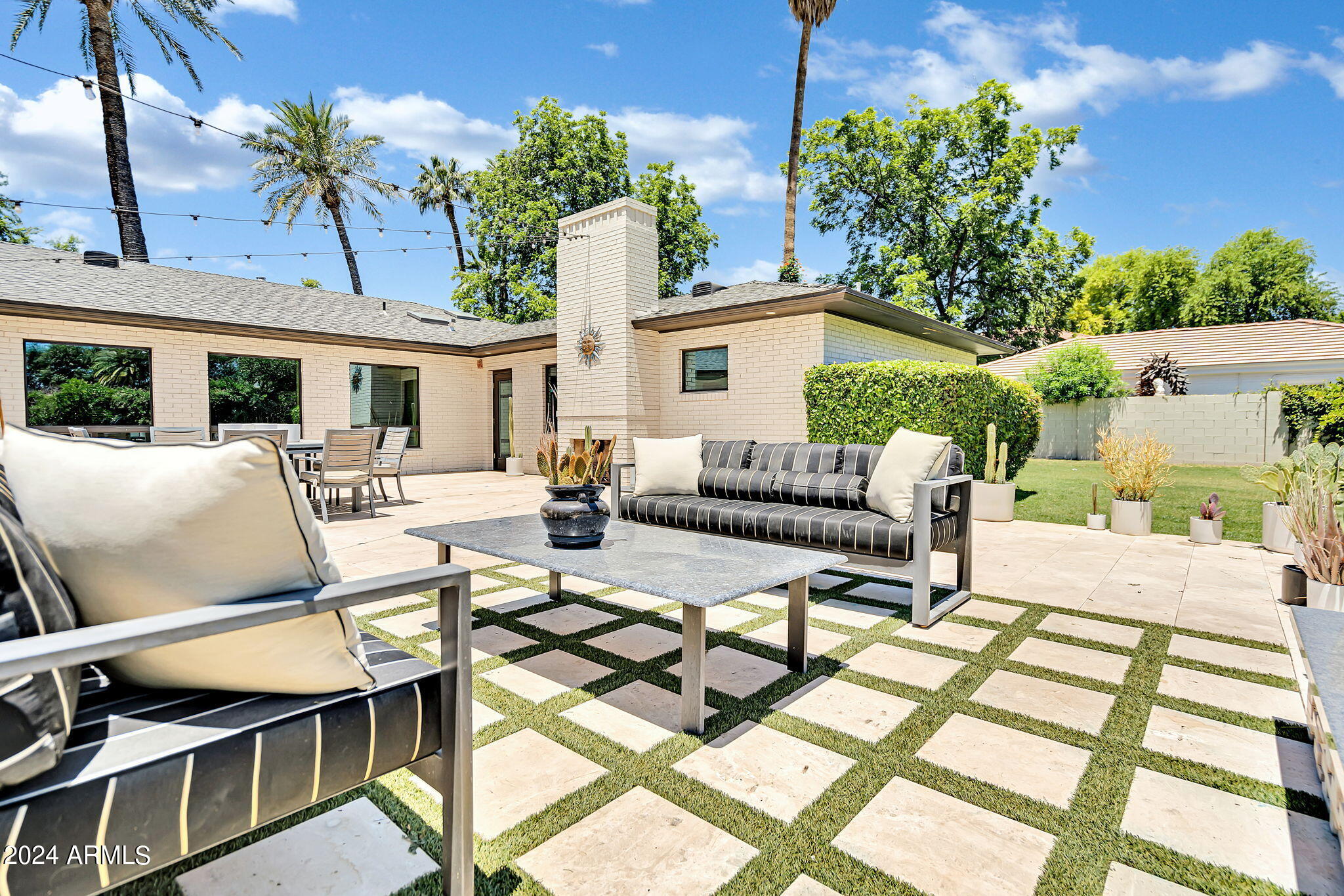 3203 N MANOR Drive W