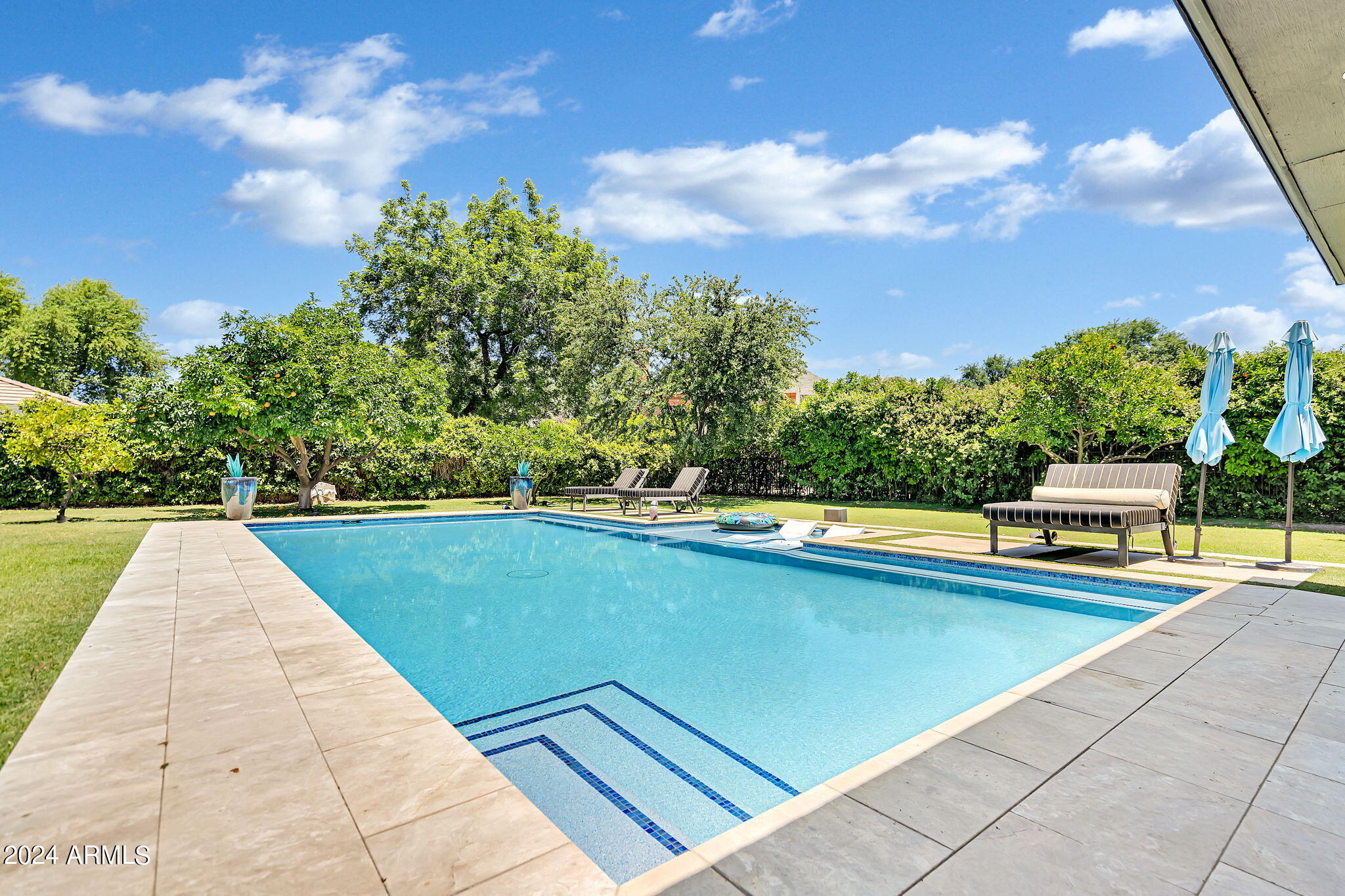 3203 N MANOR Drive W