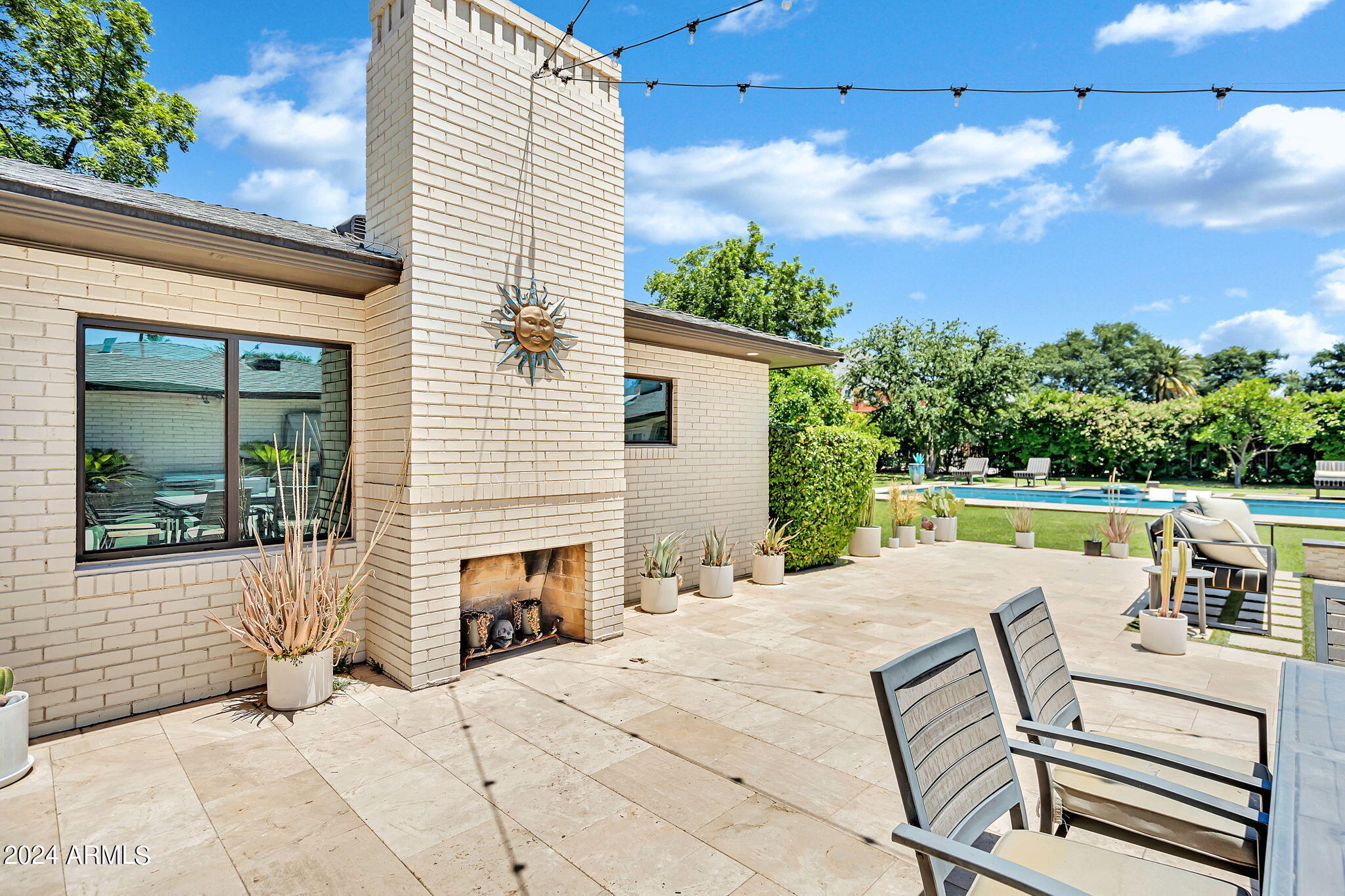 3203 N MANOR Drive W