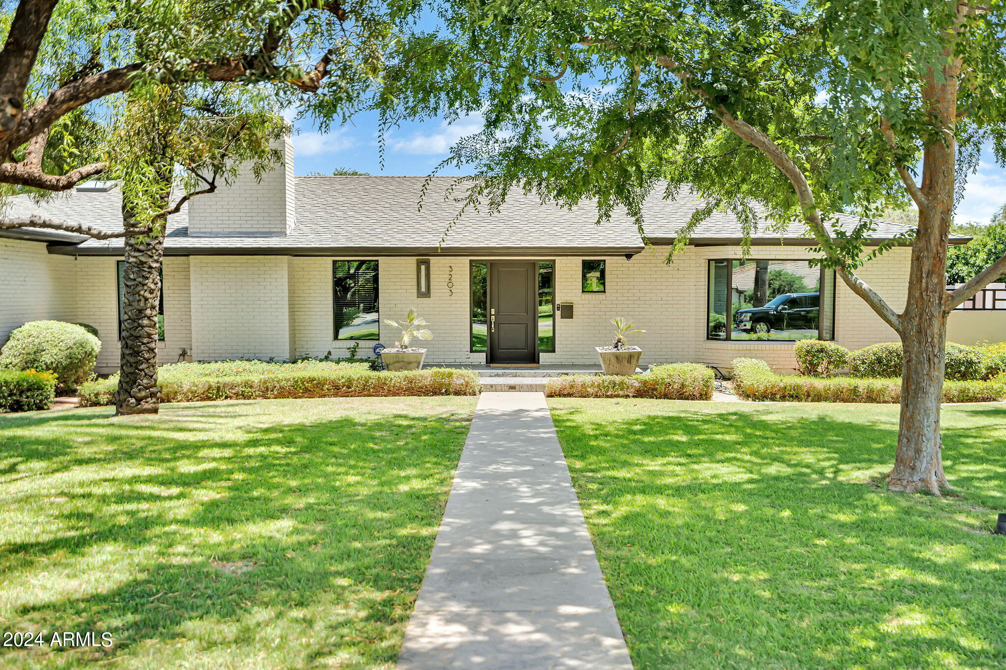 3203 N MANOR Drive W