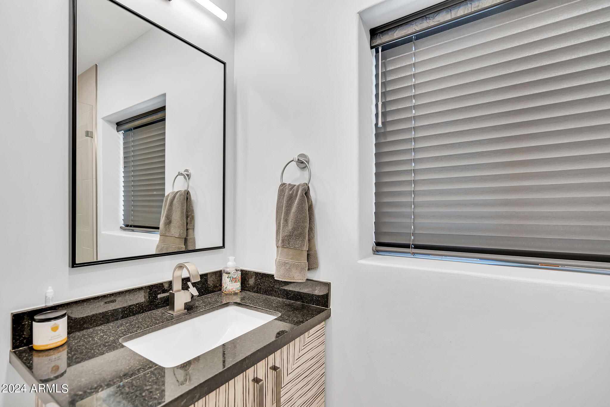 3203 N MANOR Drive W