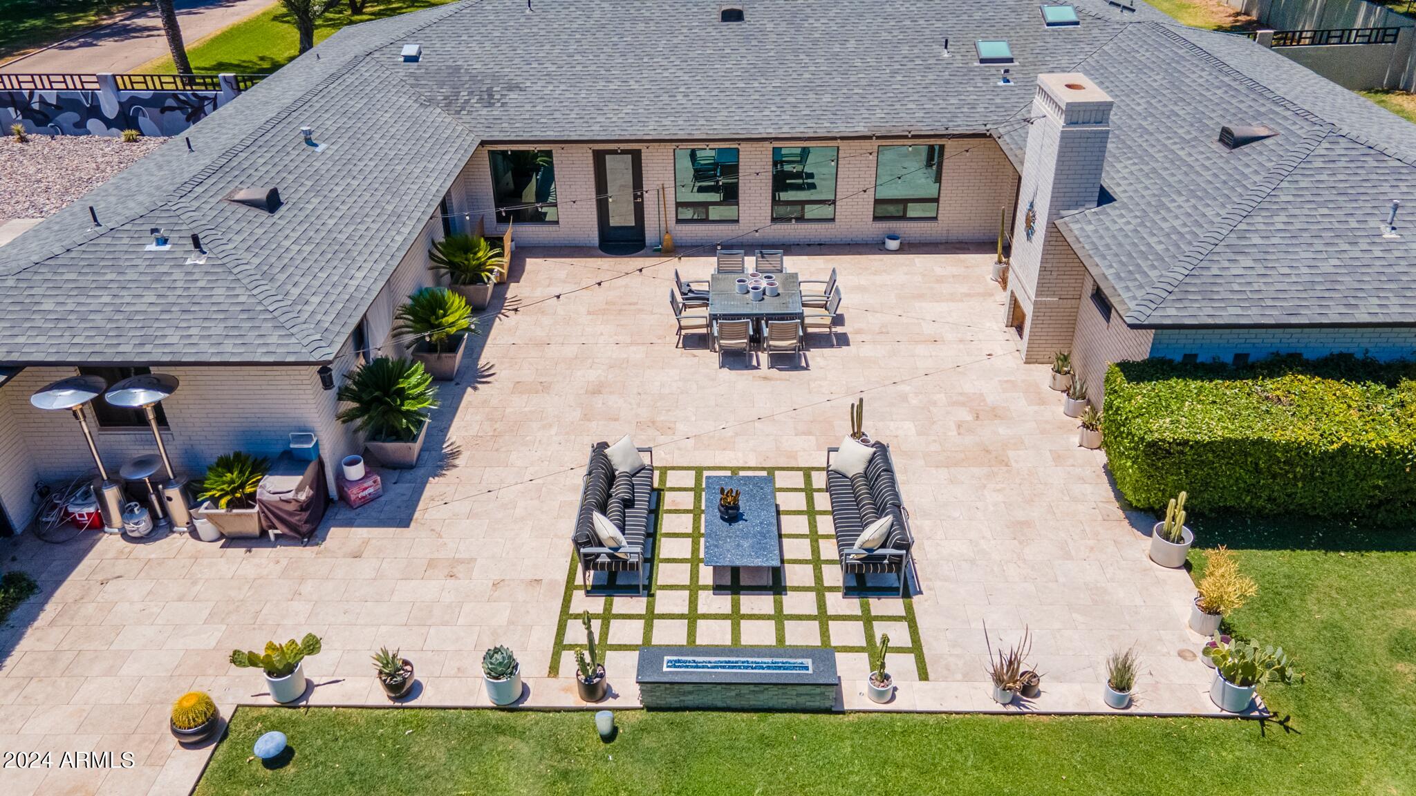 3203 N MANOR Drive W