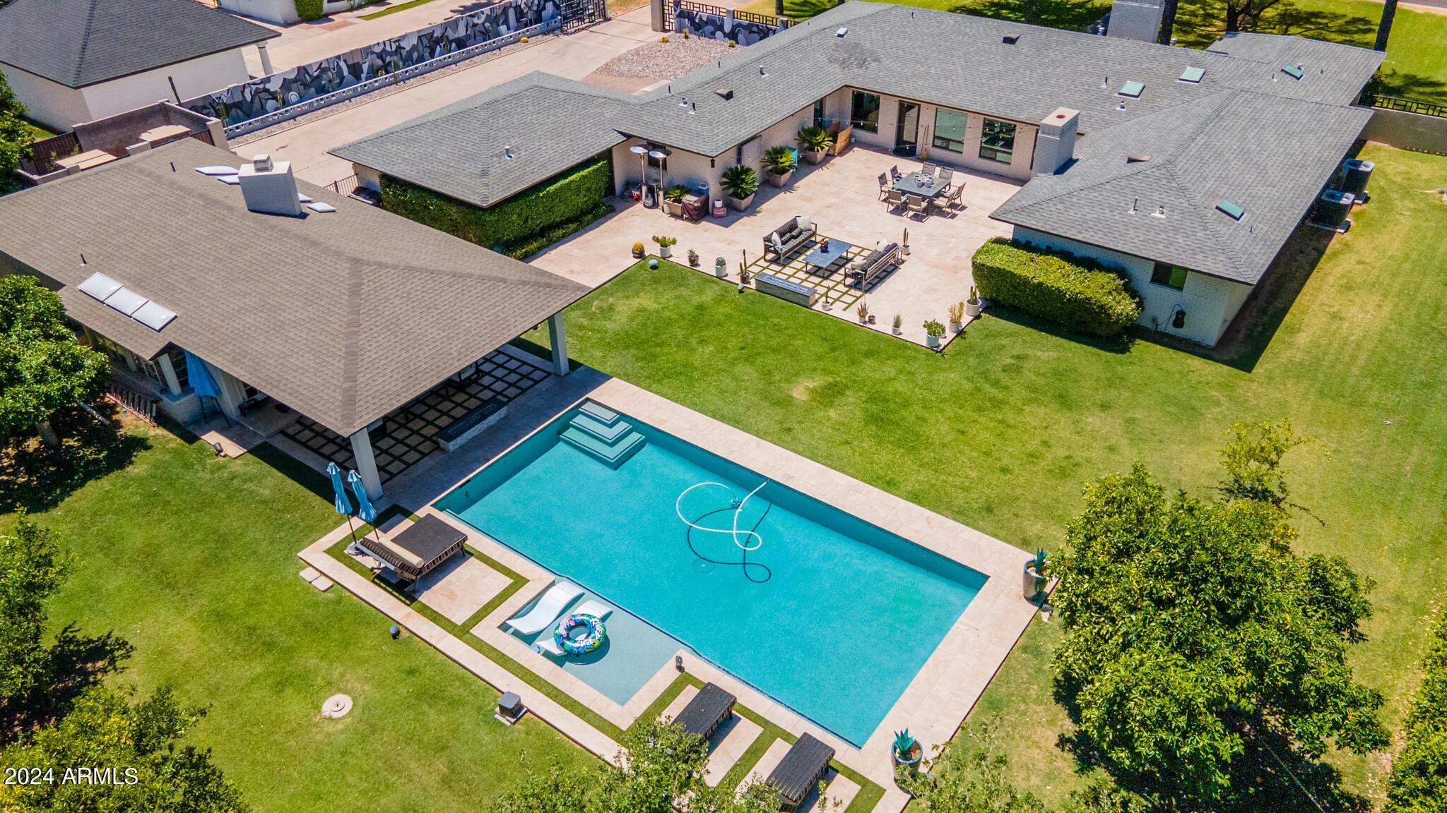 3203 N MANOR Drive W