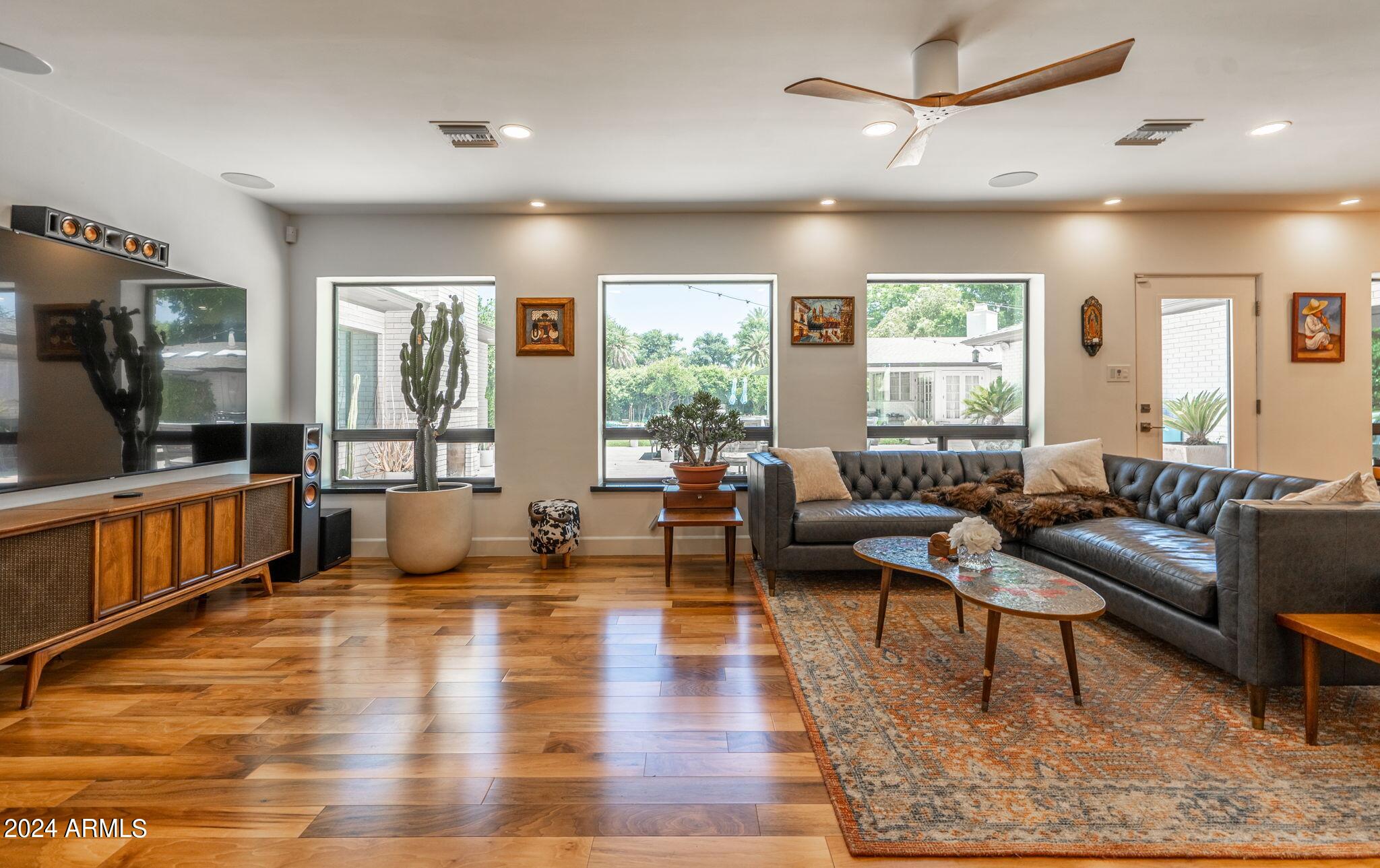 3203 N MANOR Drive W