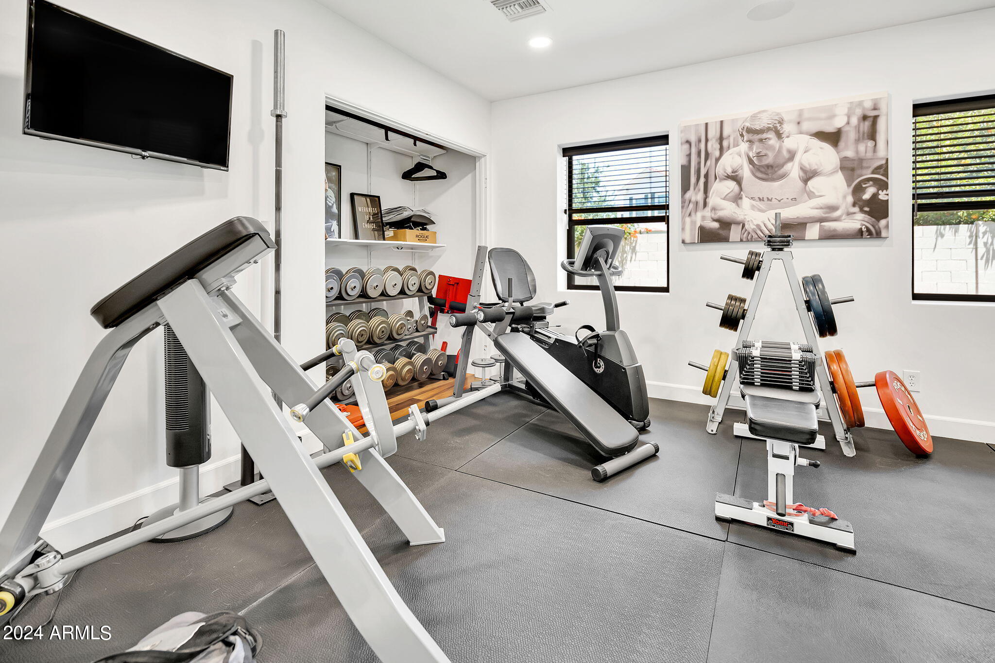 3203 N MANOR Drive W