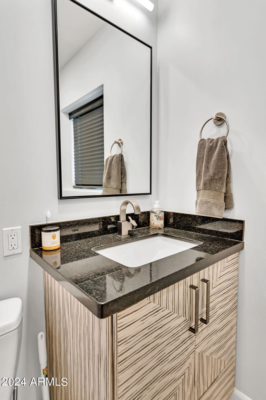 3203 N MANOR Drive W