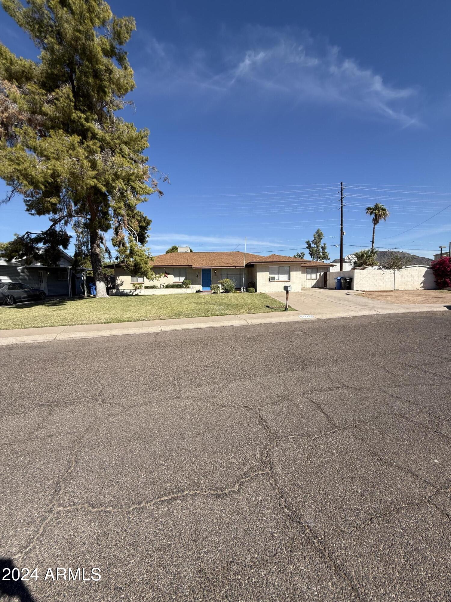 1702 W SUNNYSLOPE Lane