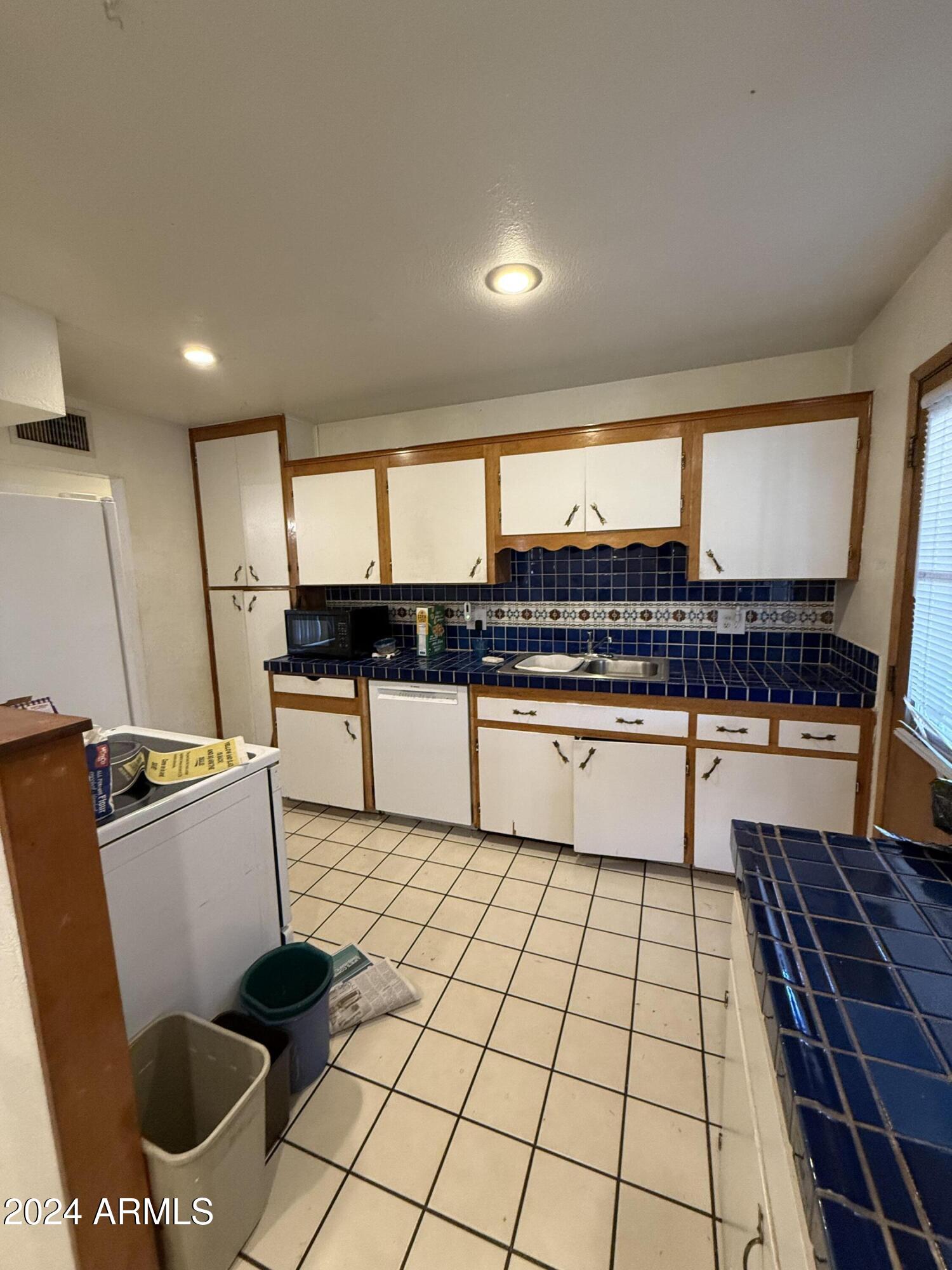 1702 W SUNNYSLOPE Lane