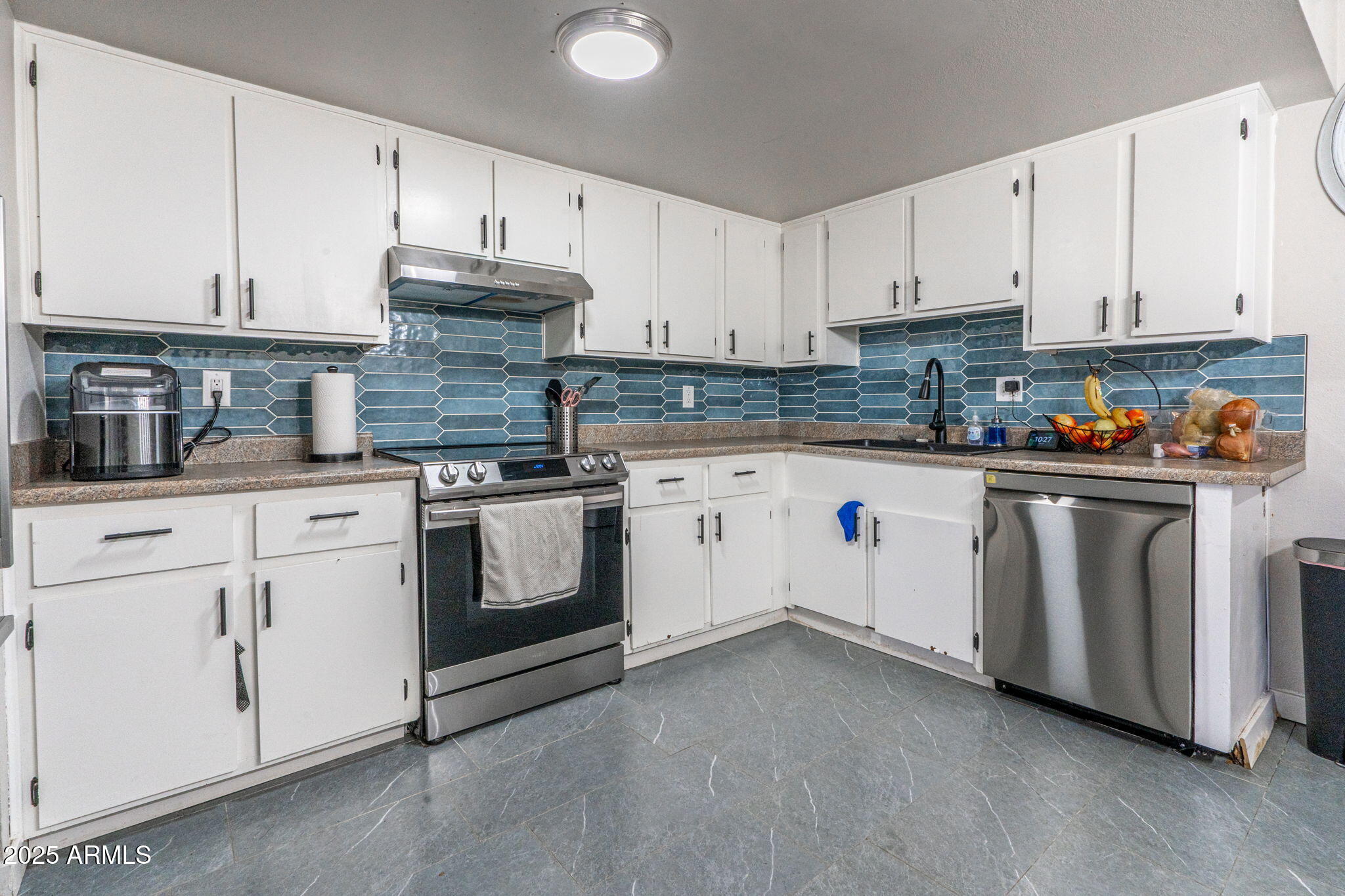 3301 W HARMONT Drive