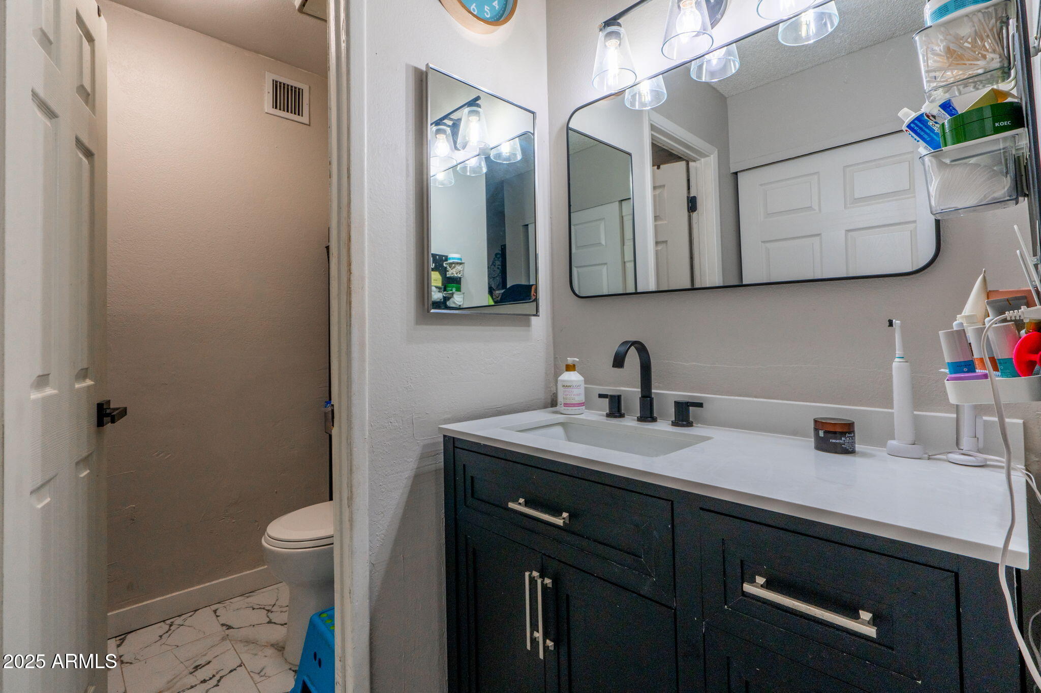 3301 W HARMONT Drive