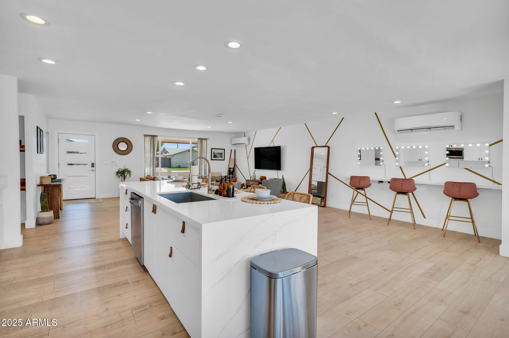 8614 E ROSE Lane