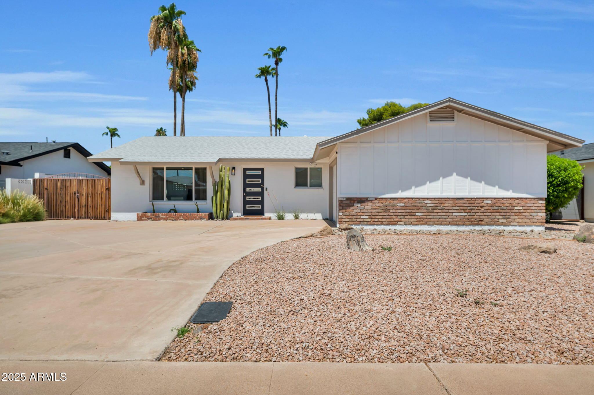 8614 E ROSE Lane