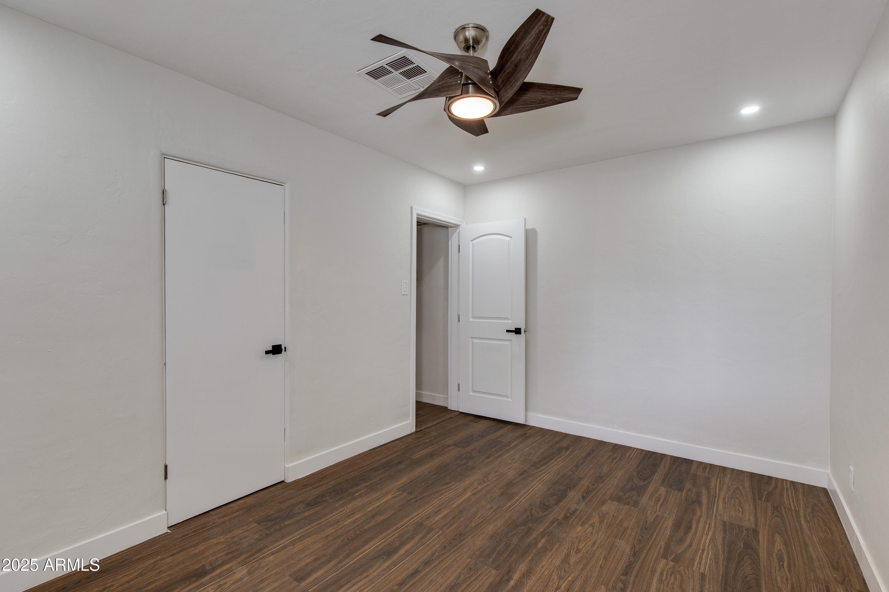 1529 E EDGEMONT Avenue