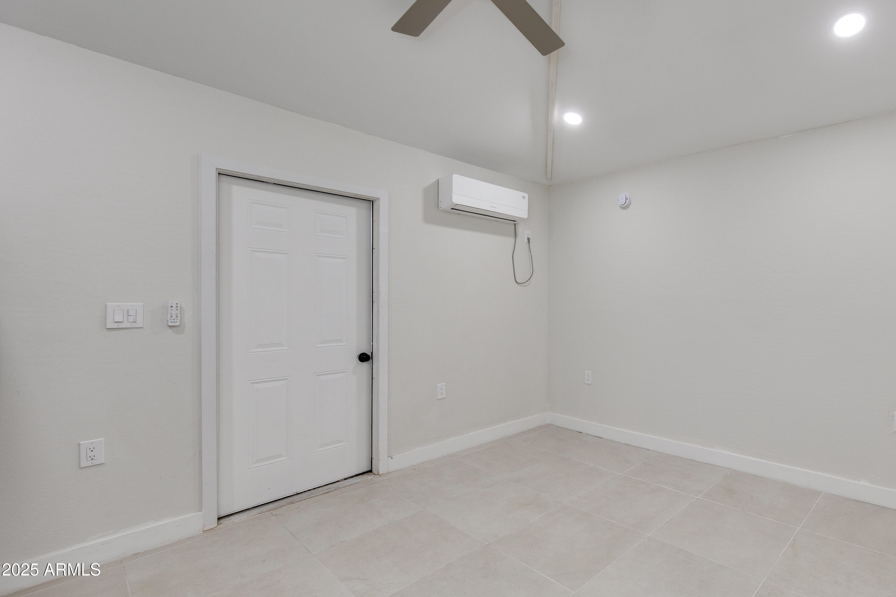 1529 E EDGEMONT Avenue