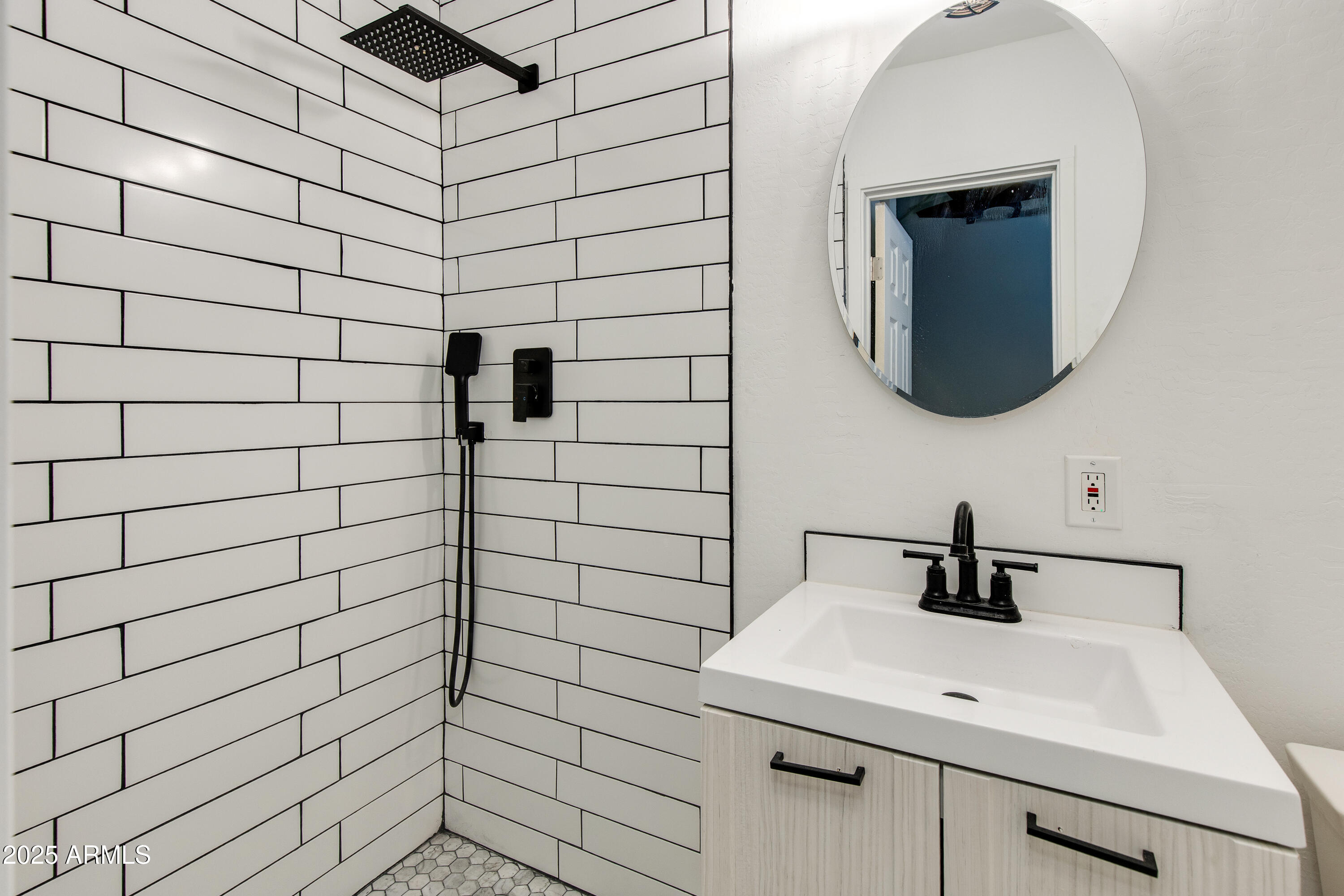 1529 E EDGEMONT Avenue