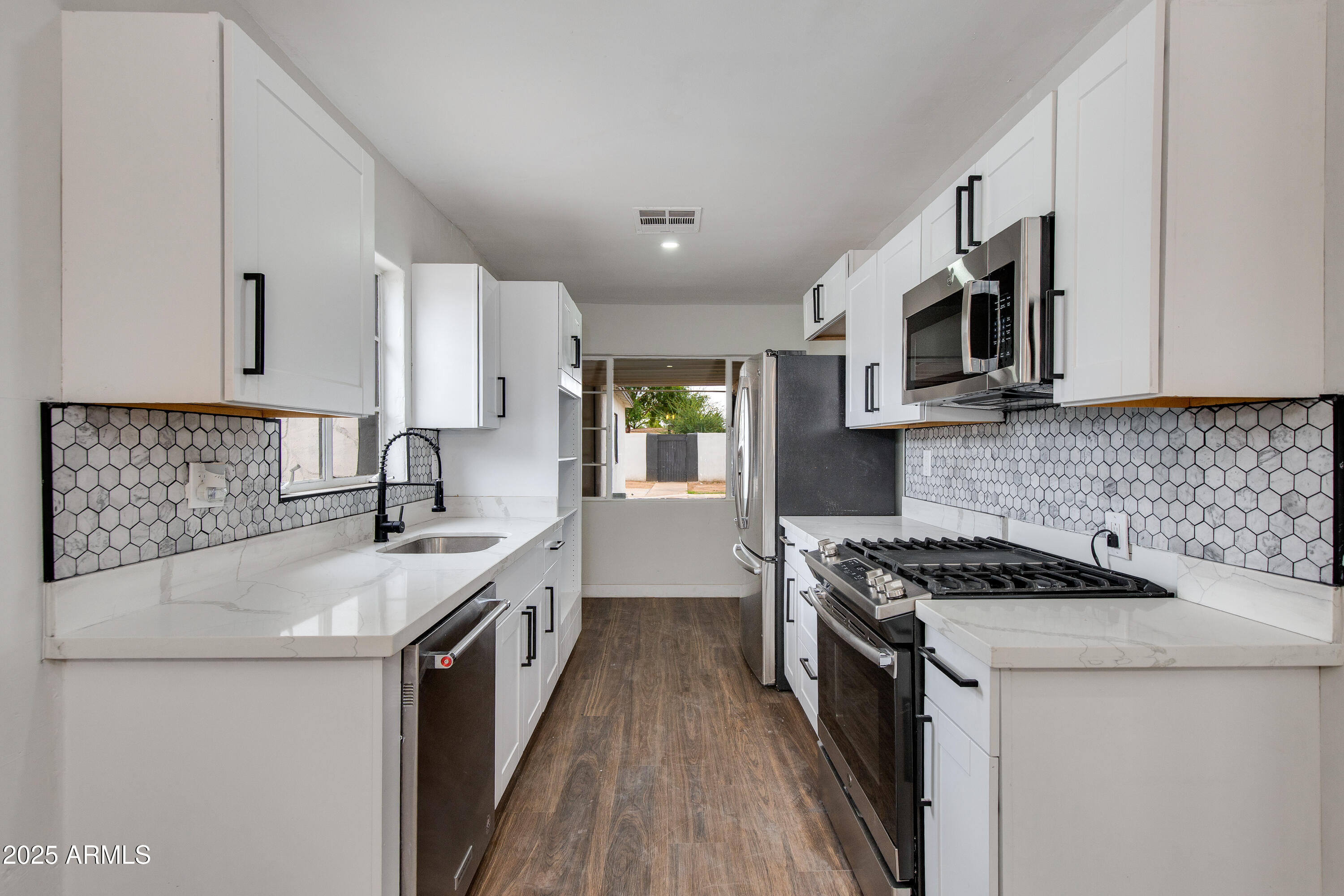 1529 E EDGEMONT Avenue