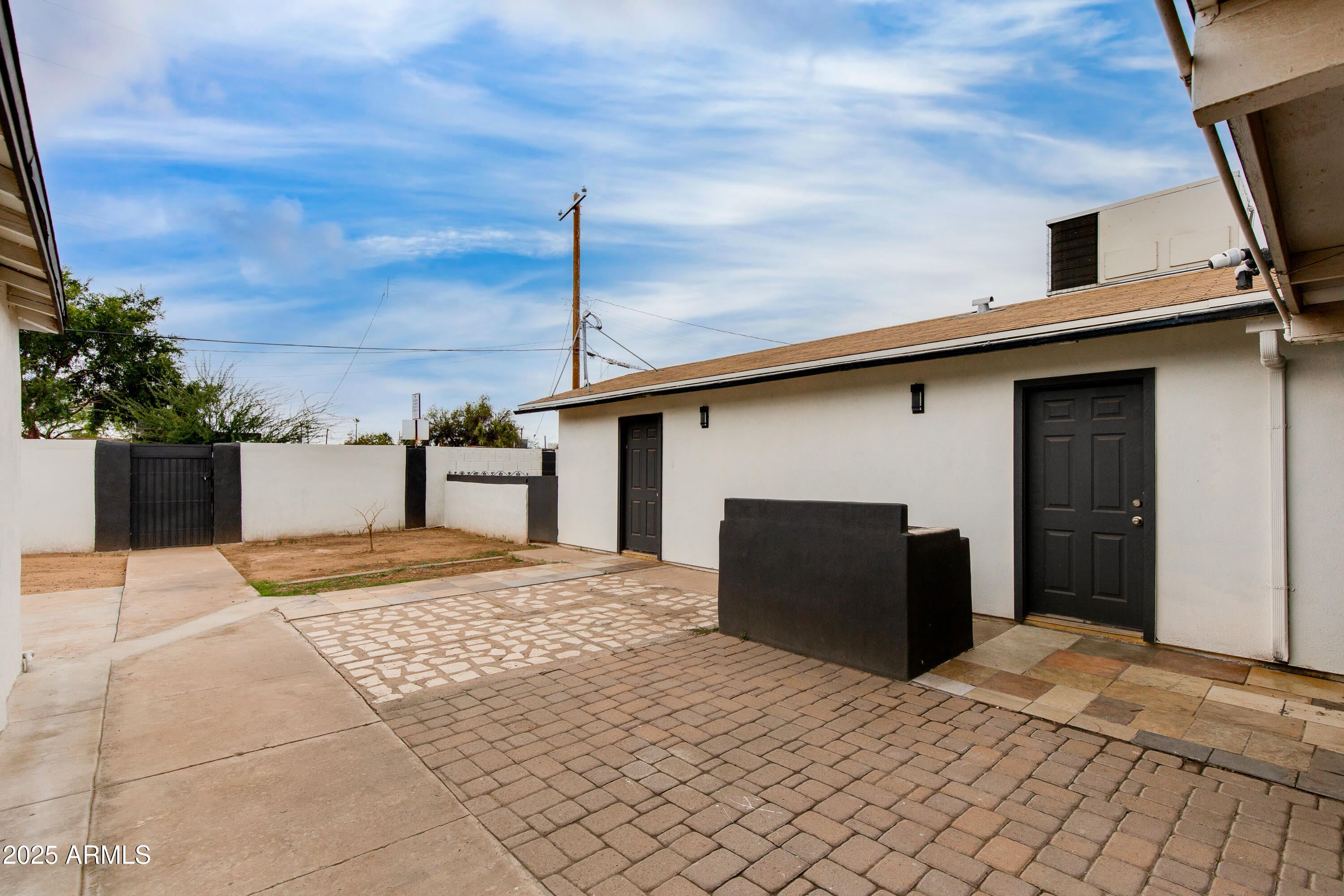 1529 E EDGEMONT Avenue