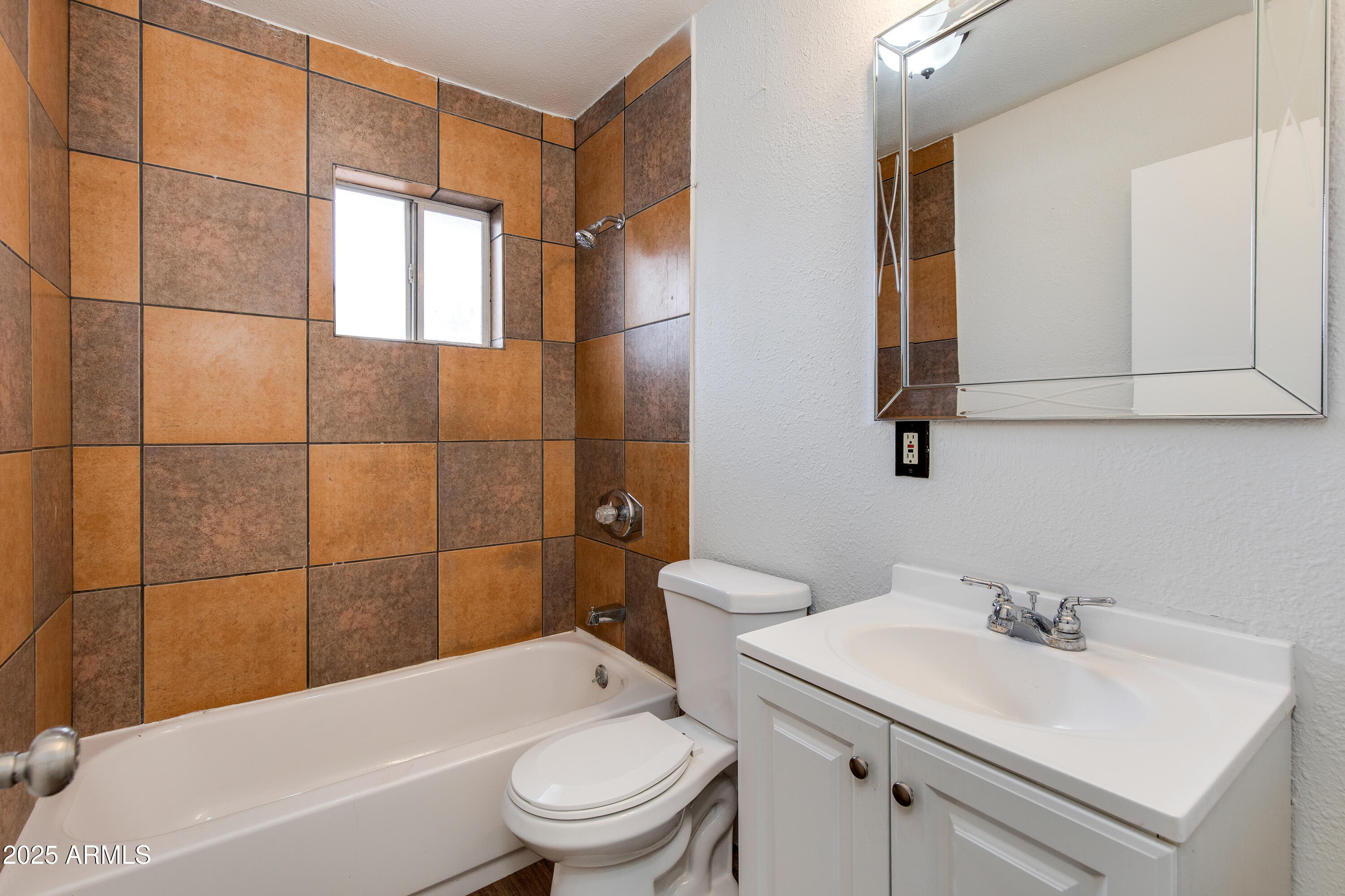 1529 E EDGEMONT Avenue