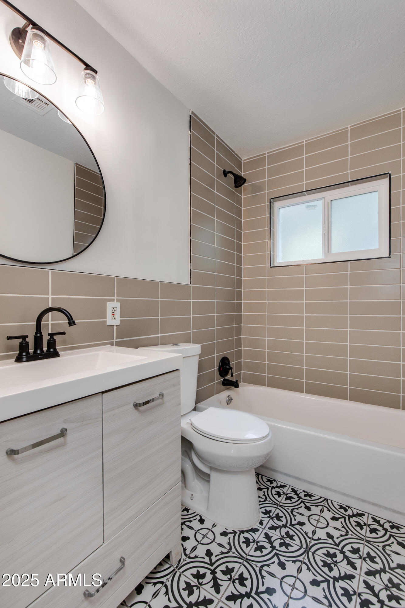 1529 E EDGEMONT Avenue