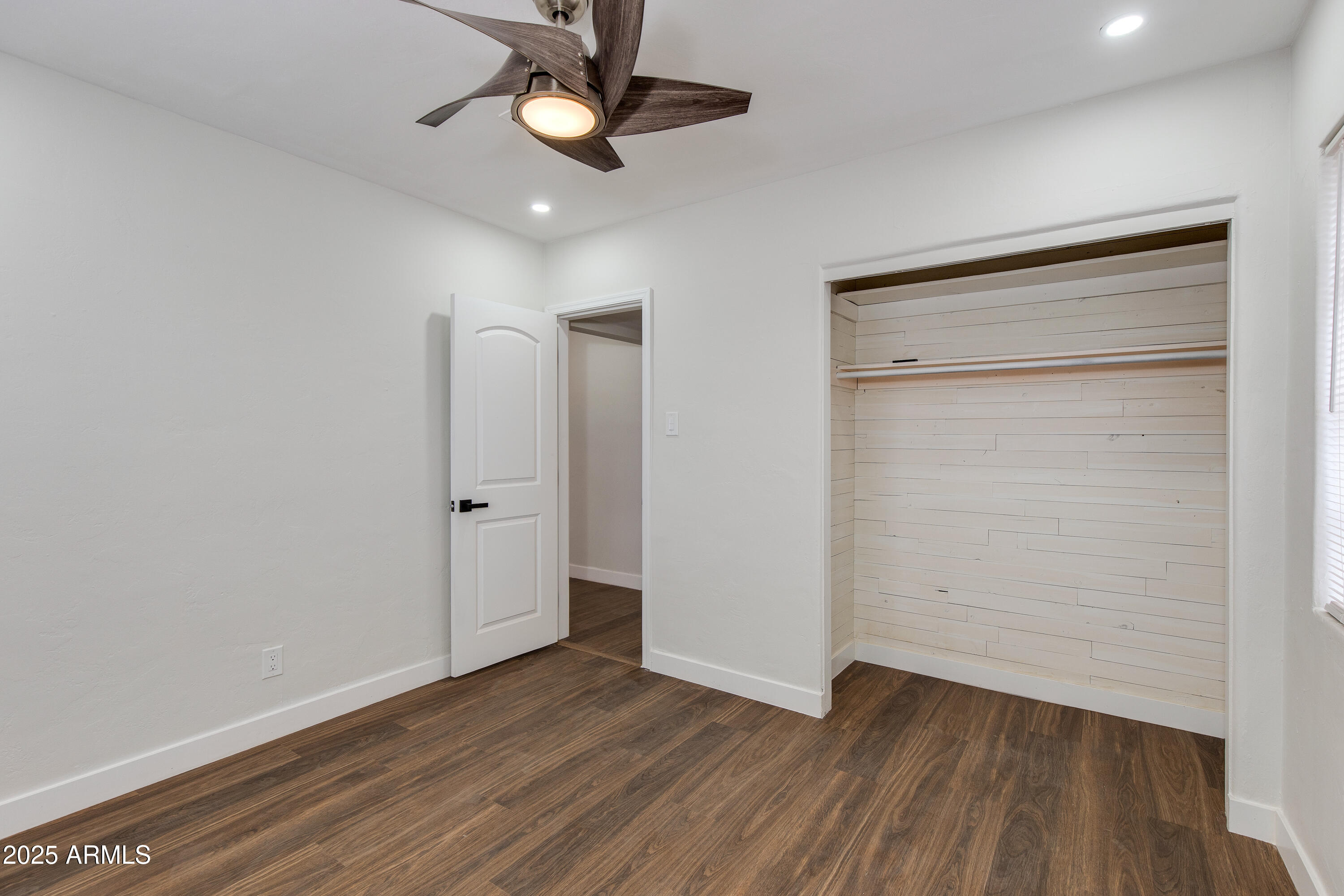 1529 E EDGEMONT Avenue