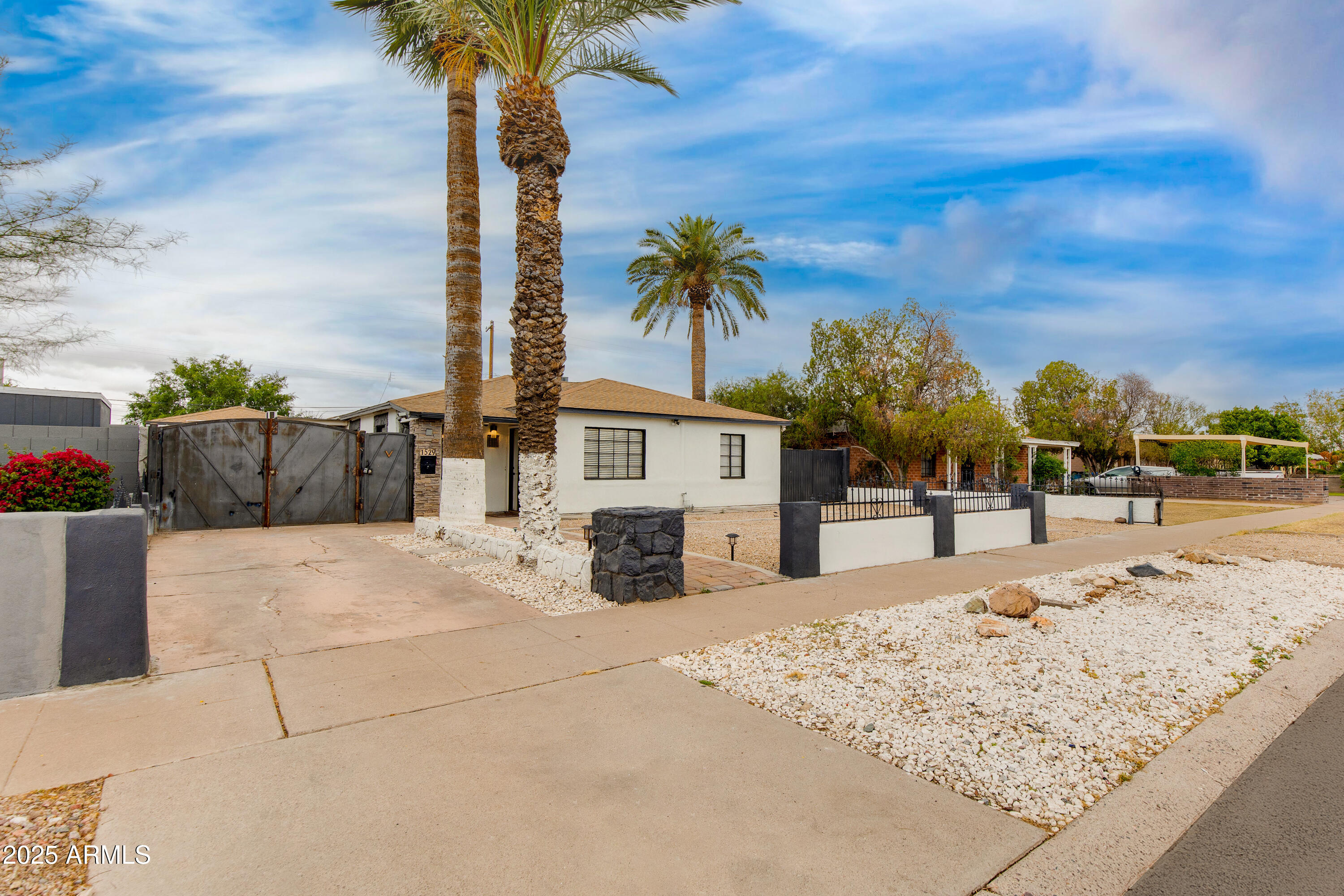 1529 E EDGEMONT Avenue