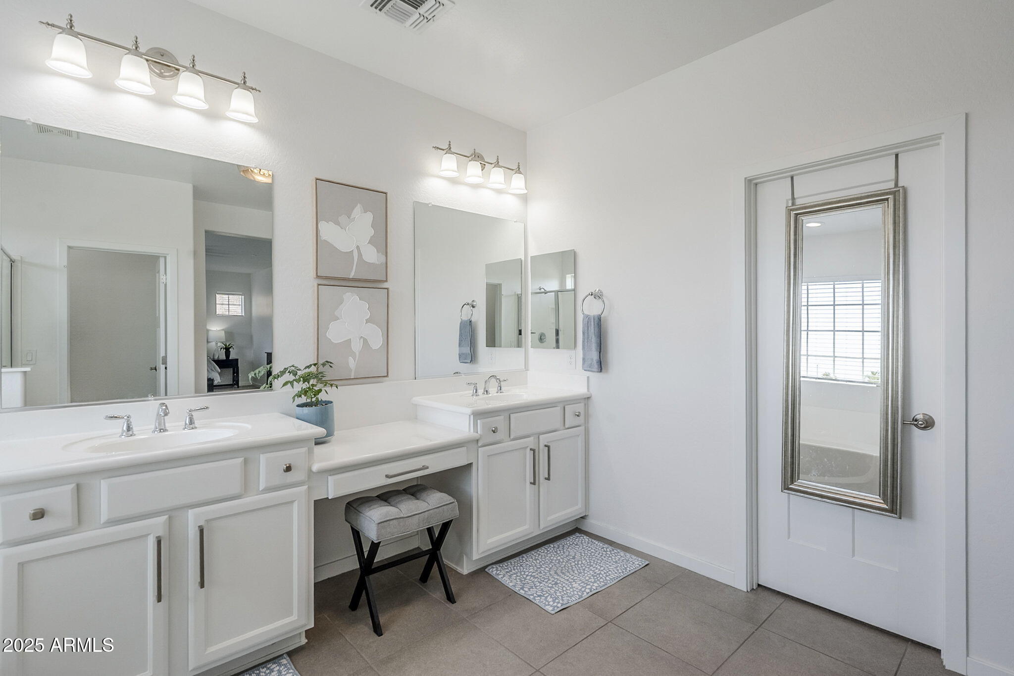 10515 E NOPAL Avenue