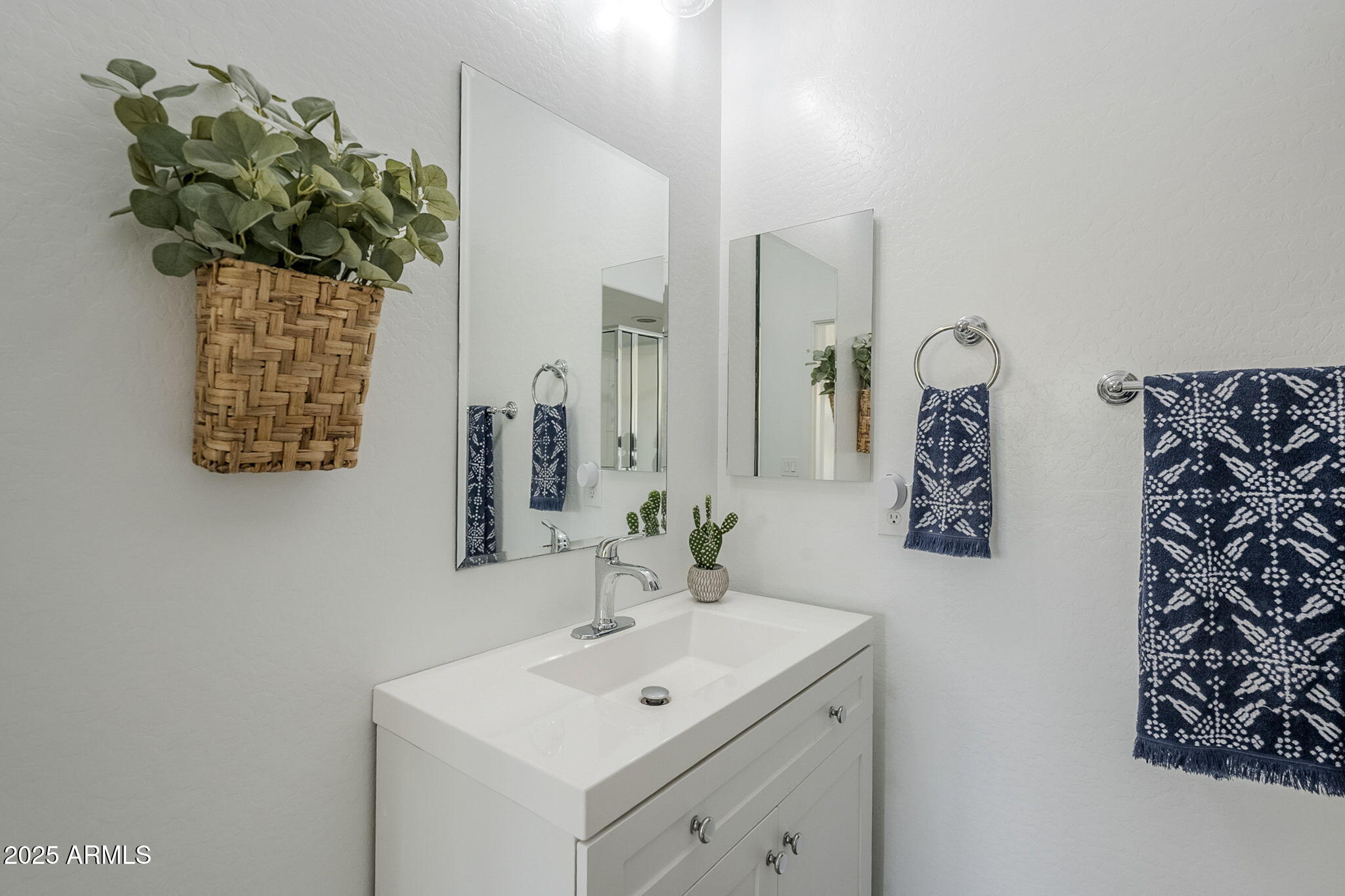 10515 E NOPAL Avenue