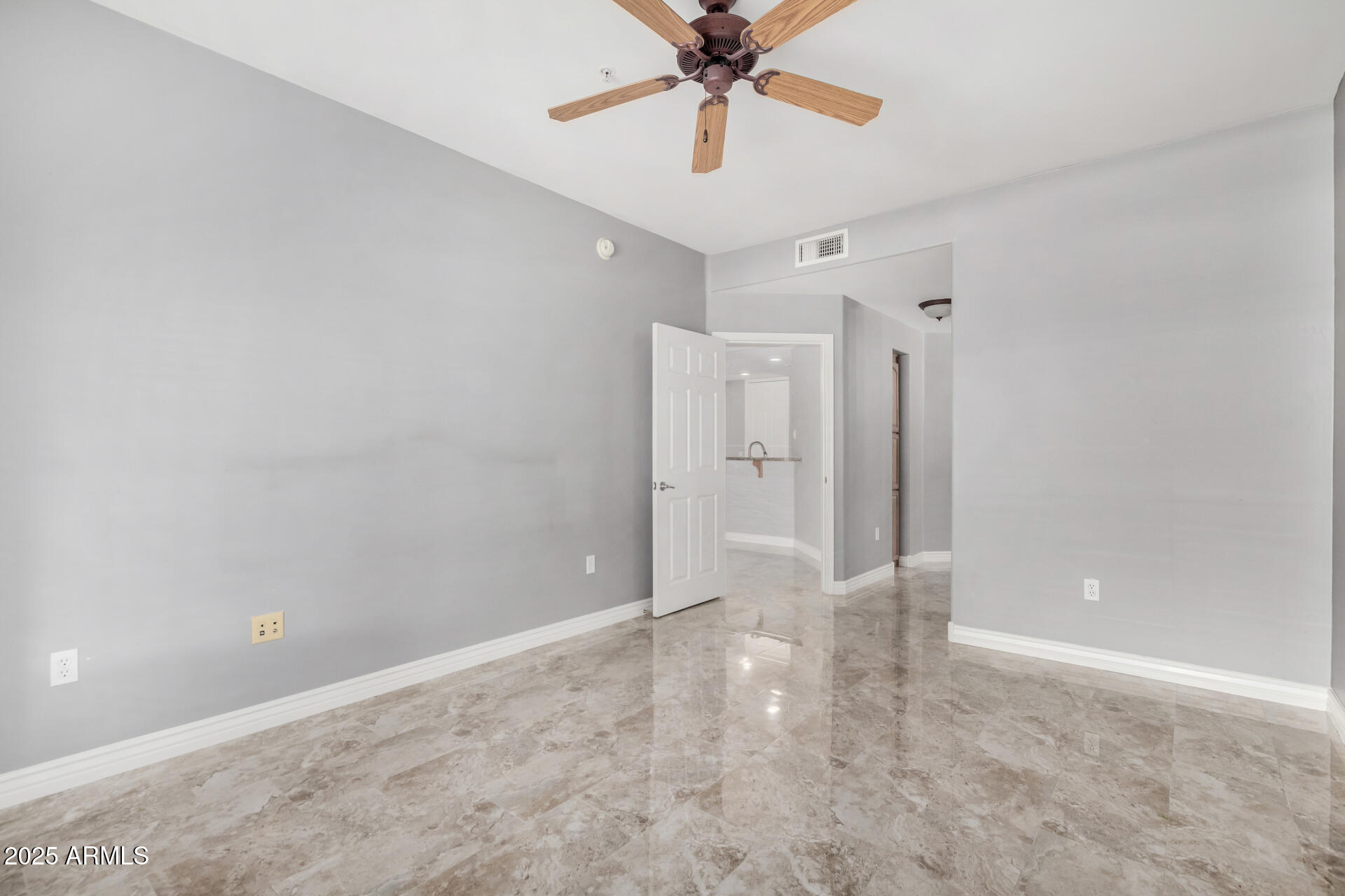 5450 E DEER VALLEY Drive 1006