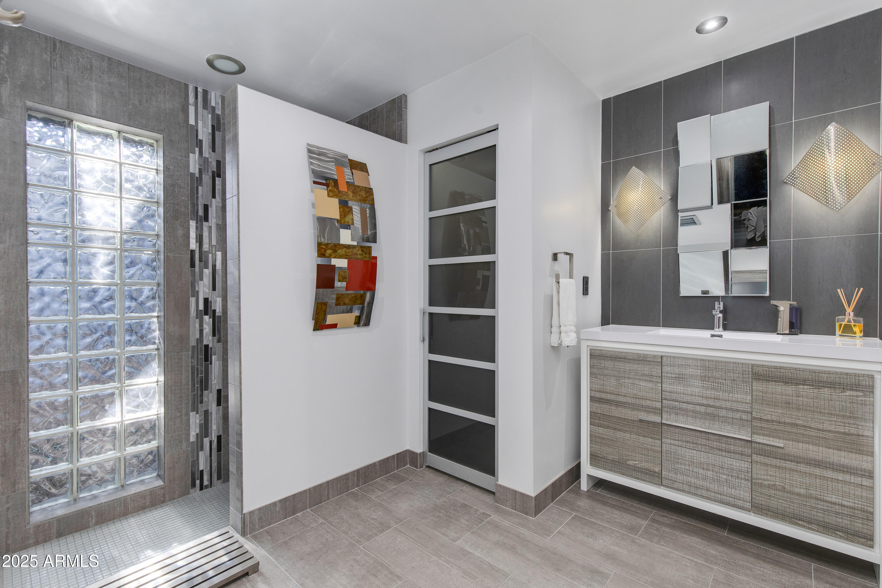 4306 E DESERT CREST Drive